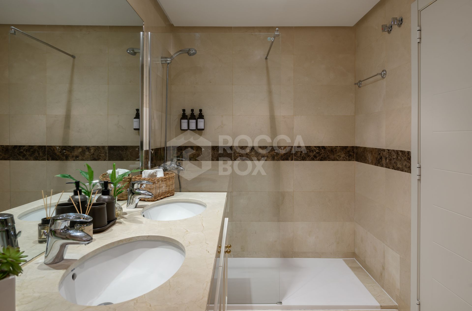 Elegant 2-Bedroom Apartment with Panoramic Views and Amenities