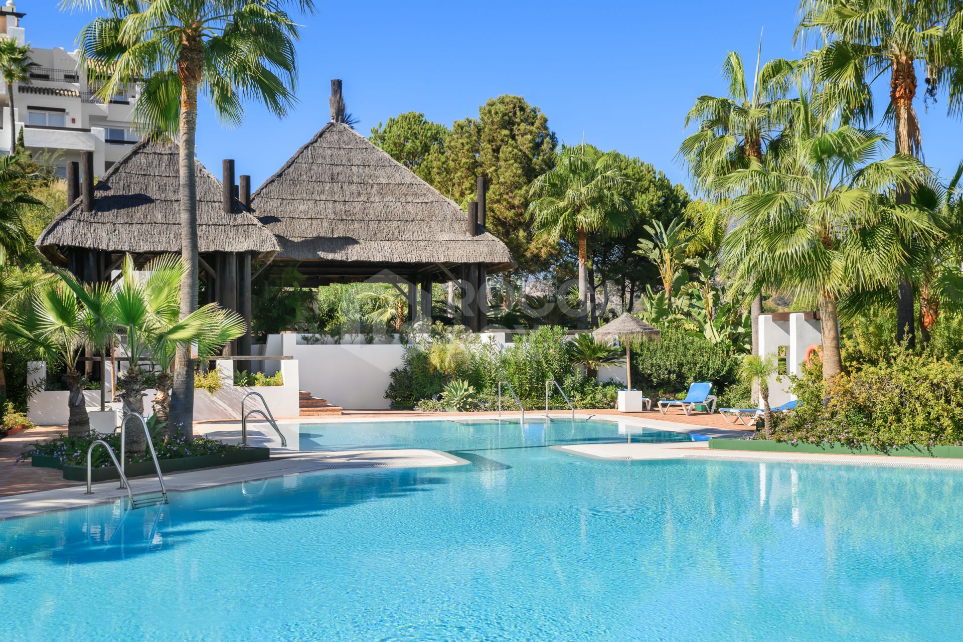 Elegant 2-Bedroom Apartment with Panoramic Views and Amenities