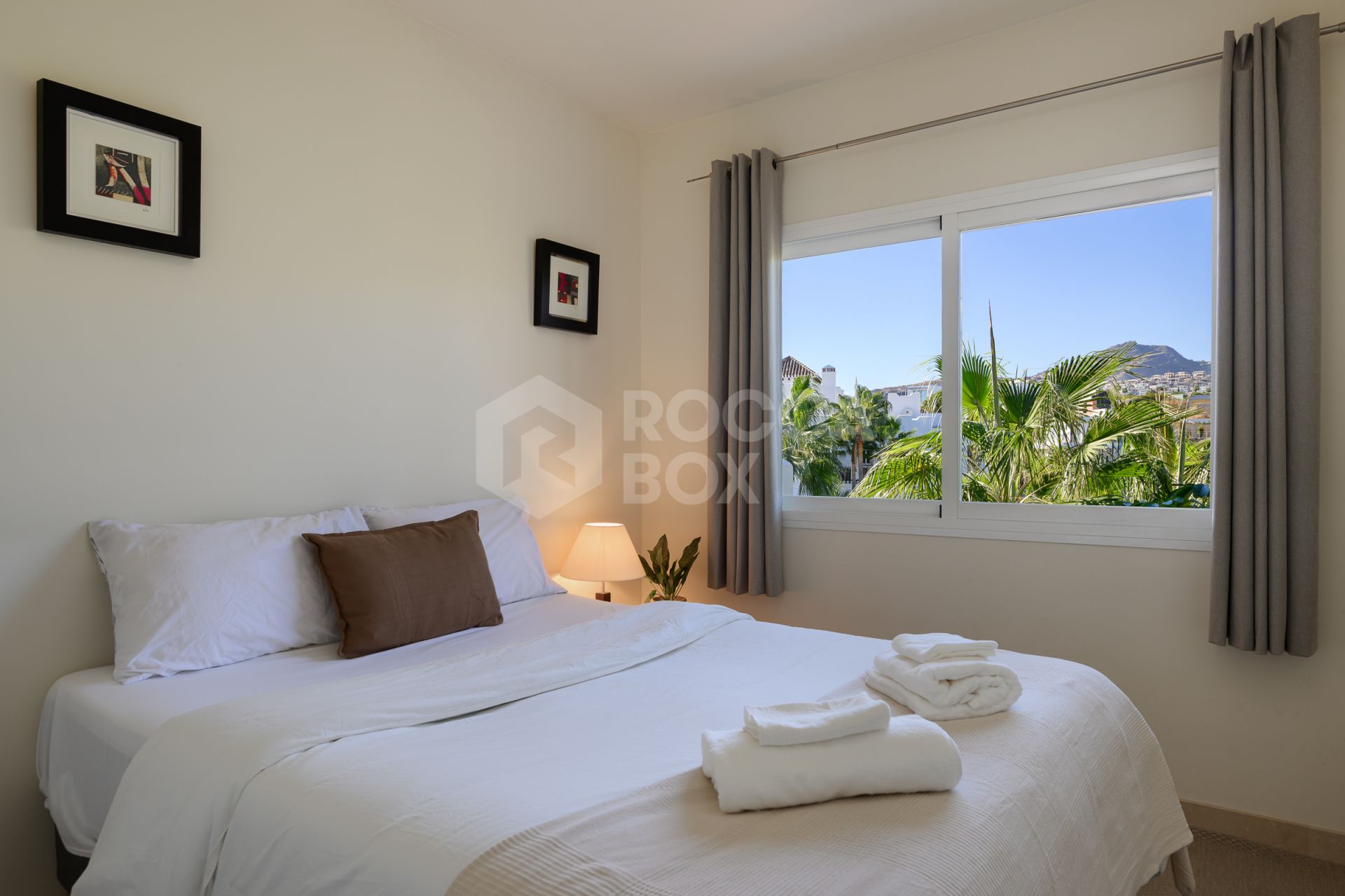 Elegant 2-Bedroom Apartment with Panoramic Views and Amenities