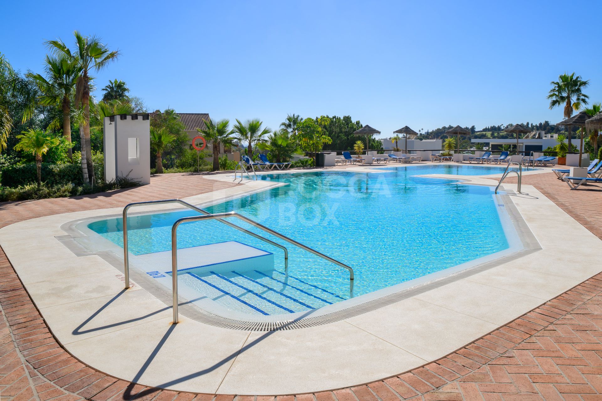 Elegant 2-Bedroom Apartment with Panoramic Views and Amenities