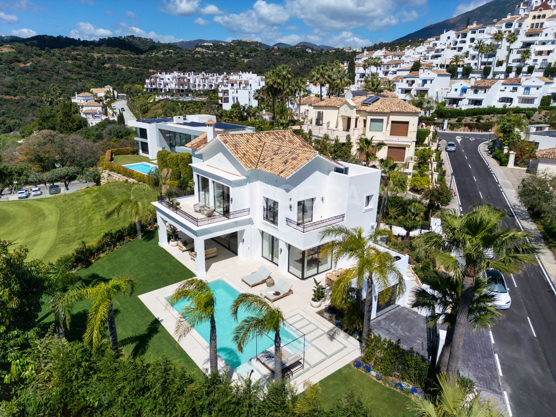 Modern Mediterranean Elegance with Golf and Sea Views in Los Arqueros