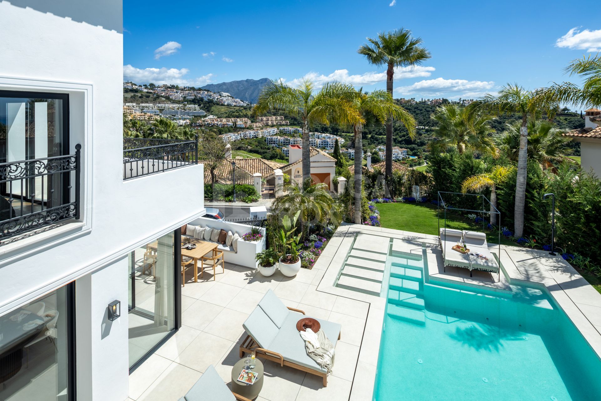 Modern Mediterranean Elegance with Golf and Sea Views in Los Arqueros
