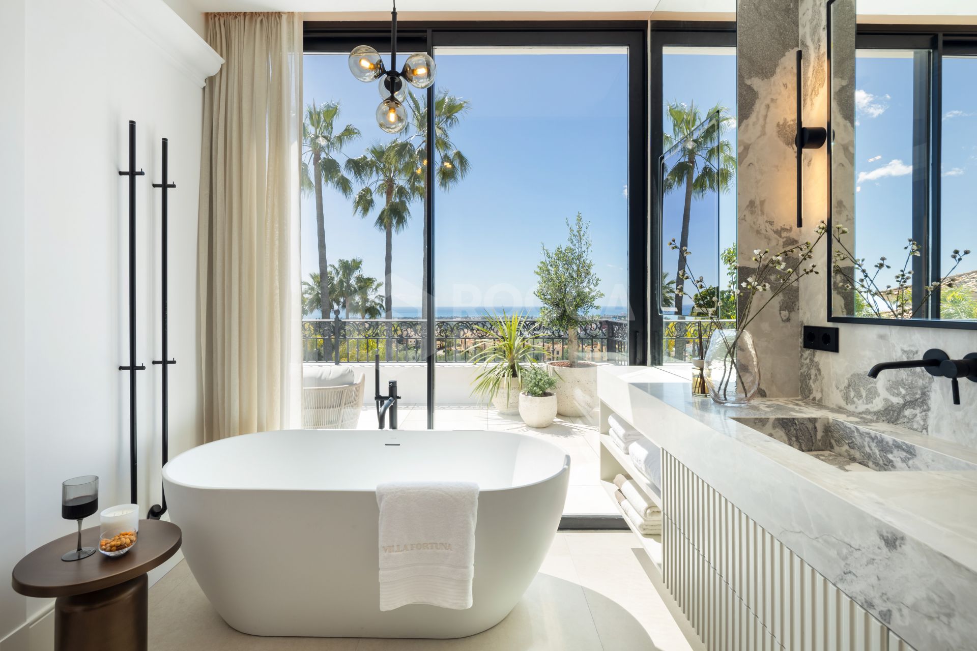 Modern Mediterranean Elegance with Golf and Sea Views in Los Arqueros