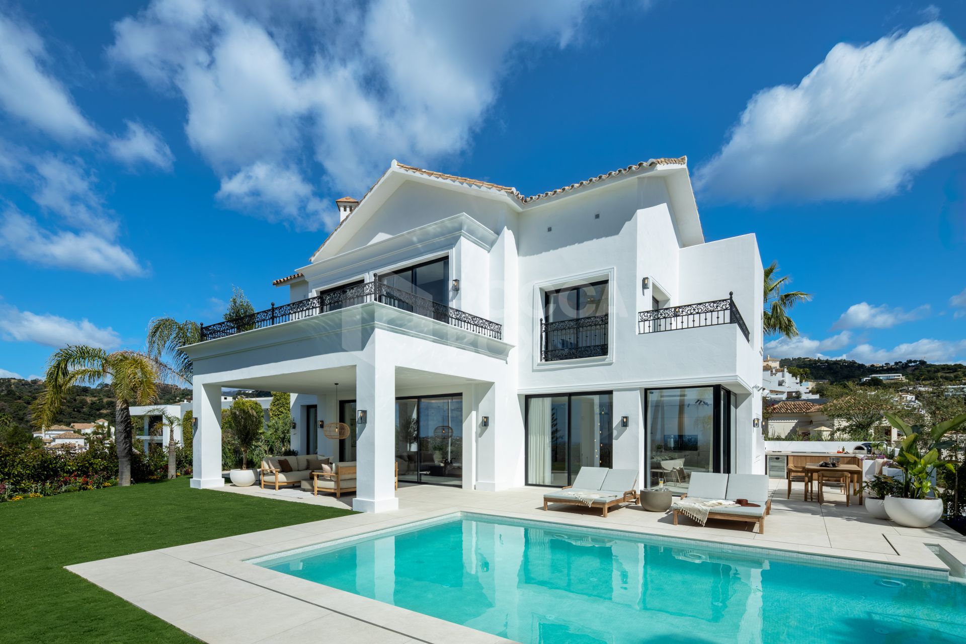 Modern Mediterranean Elegance with Golf and Sea Views in Los Arqueros