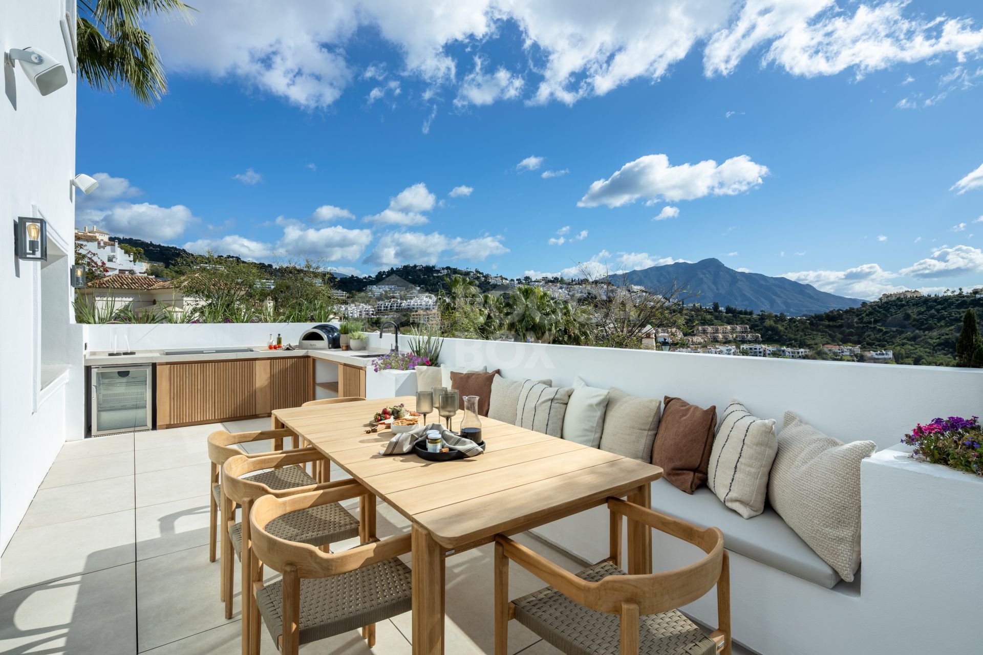 Modern Mediterranean Elegance with Golf and Sea Views in Los Arqueros