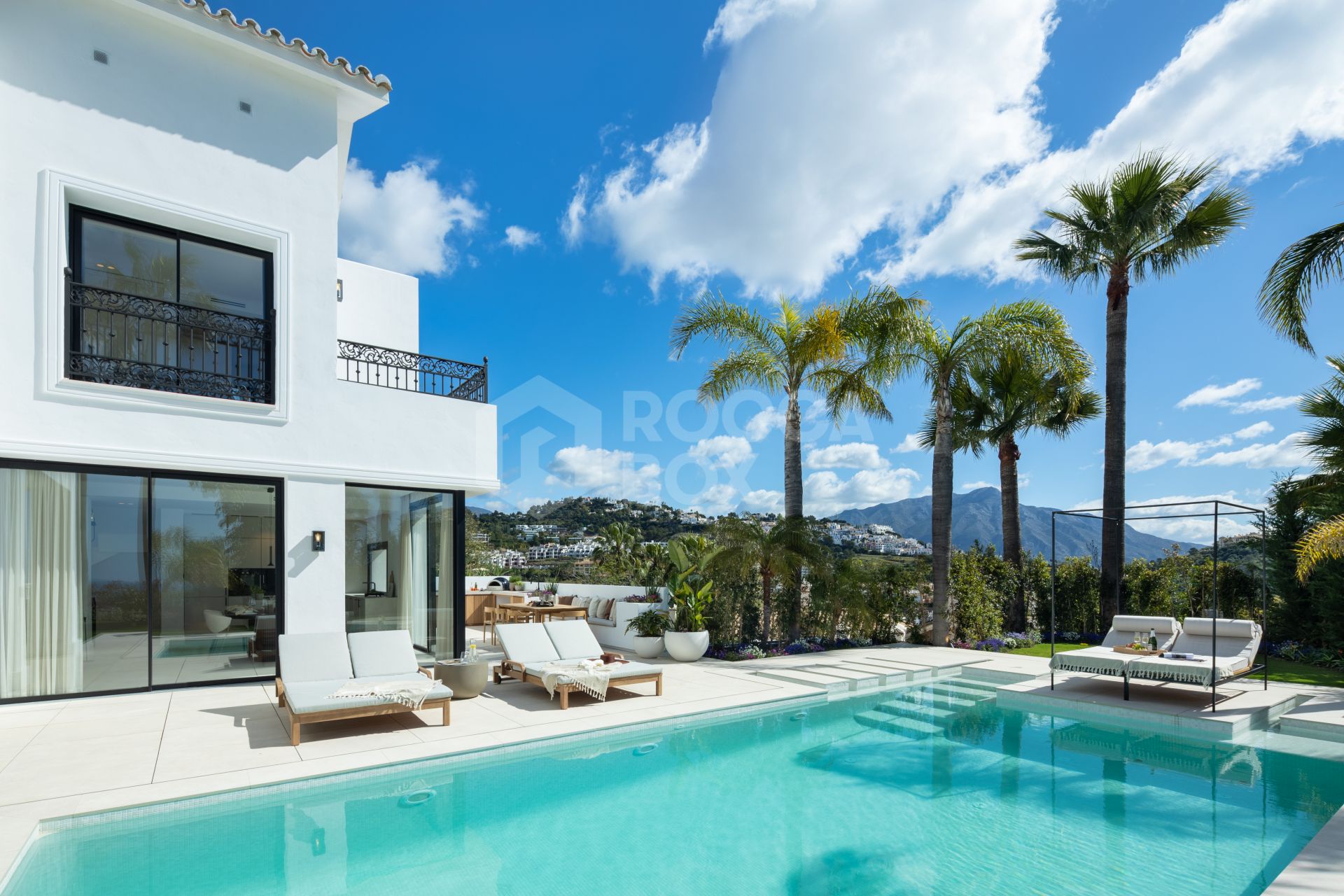 Modern Mediterranean Elegance with Golf and Sea Views in Los Arqueros