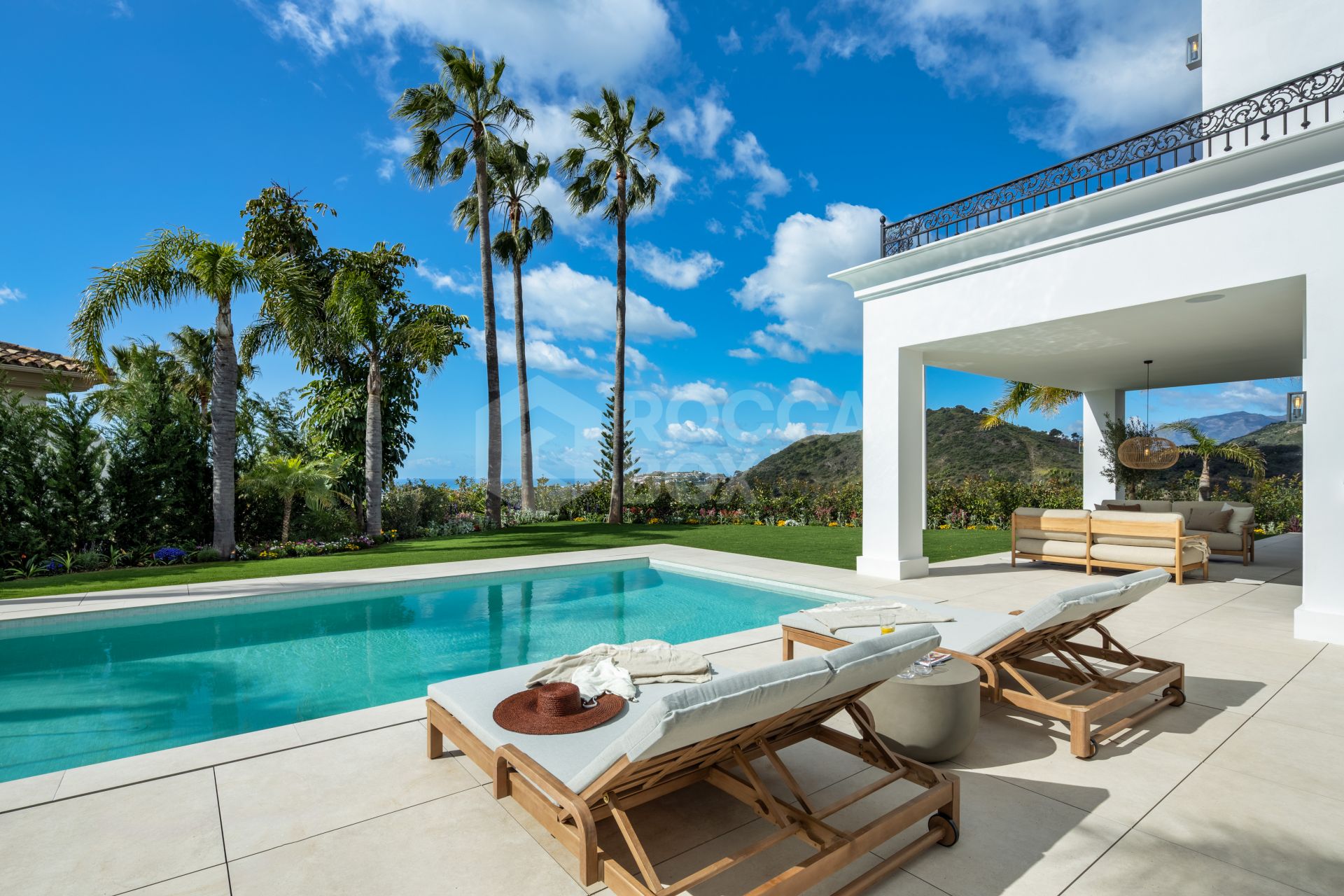 Modern Mediterranean Elegance with Golf and Sea Views in Los Arqueros