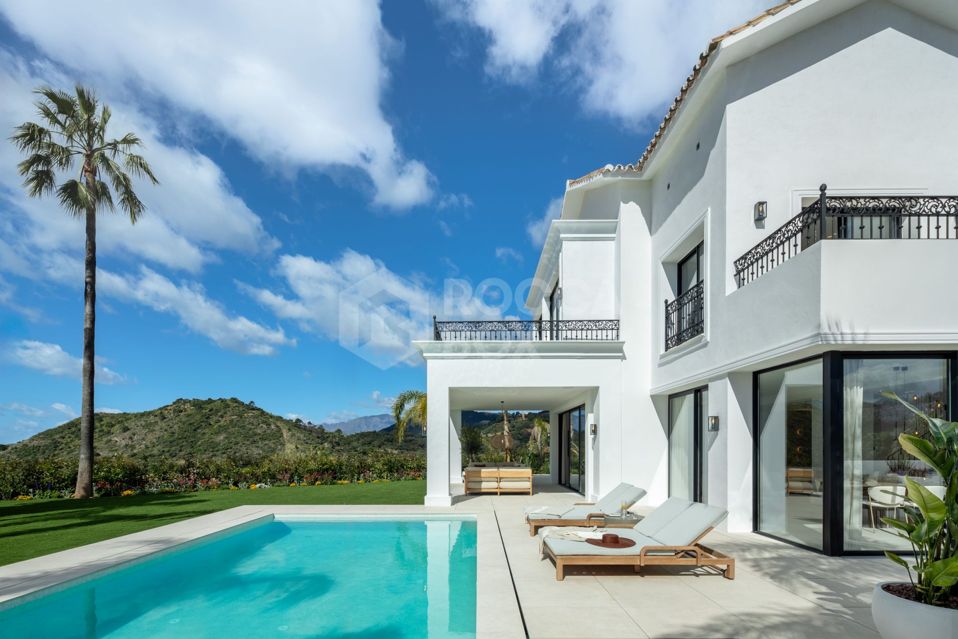 Modern Mediterranean Elegance with Golf and Sea Views in Los Arqueros