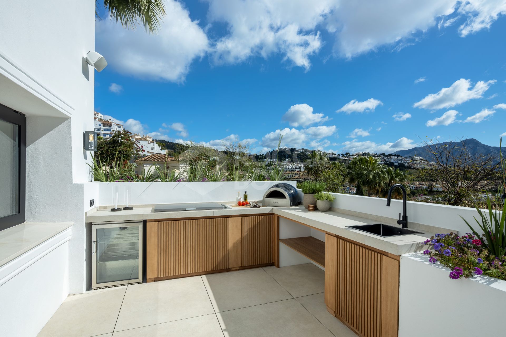 Modern Mediterranean Elegance with Golf and Sea Views in Los Arqueros
