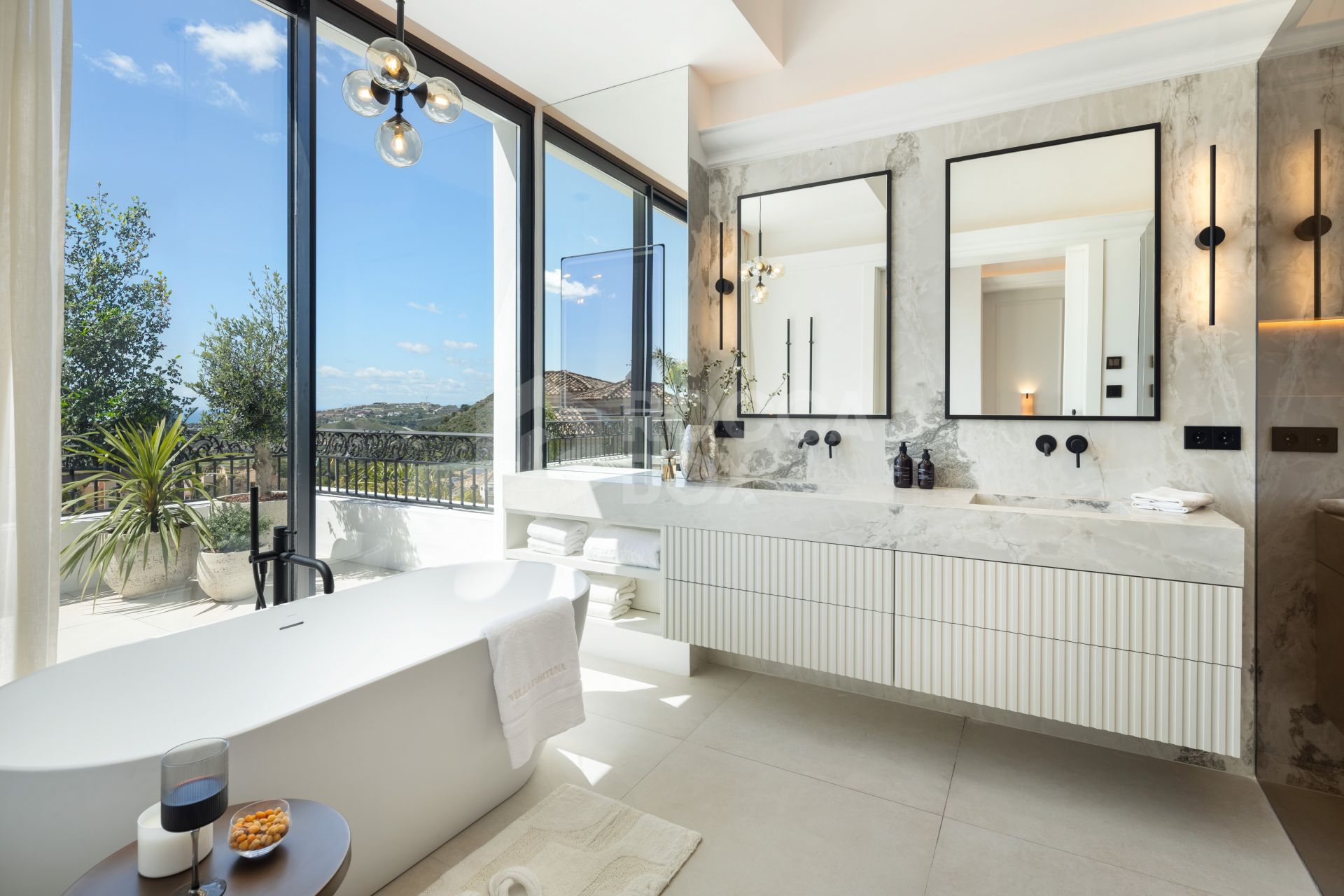 Modern Mediterranean Elegance with Golf and Sea Views in Los Arqueros