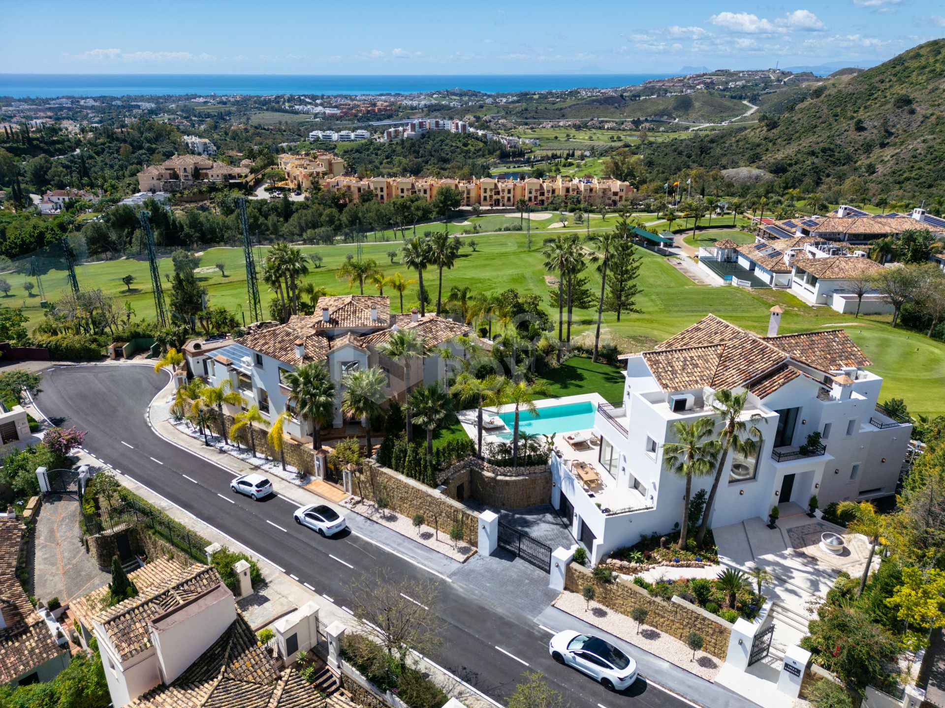 Modern Mediterranean Elegance with Golf and Sea Views in Los Arqueros