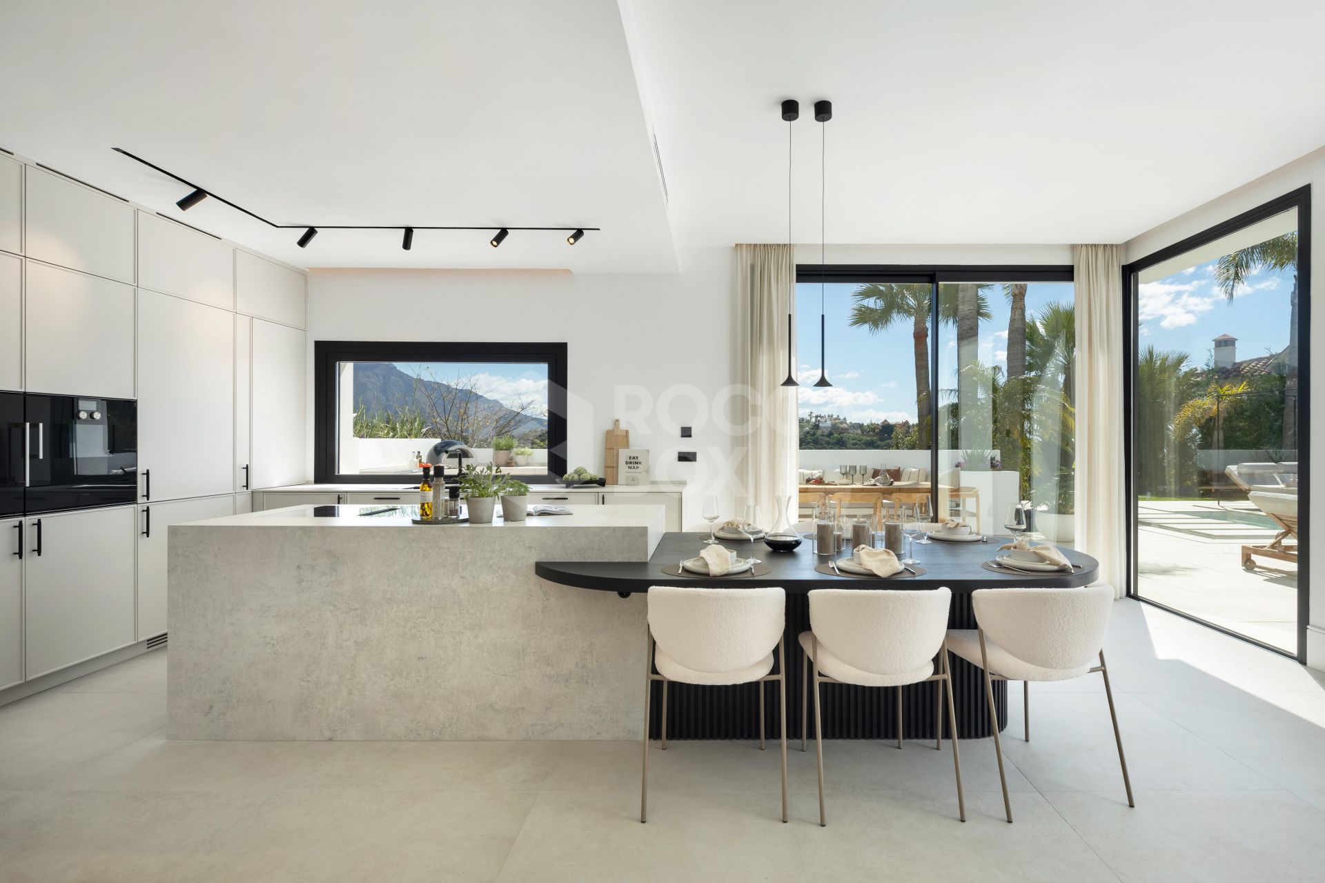 Modern Mediterranean Elegance with Golf and Sea Views in Los Arqueros