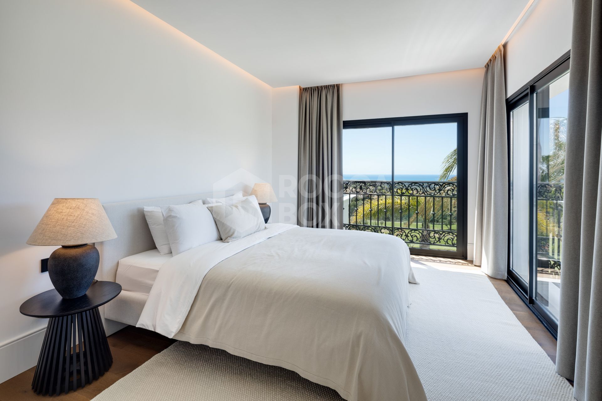 Modern Mediterranean Elegance with Golf and Sea Views in Los Arqueros