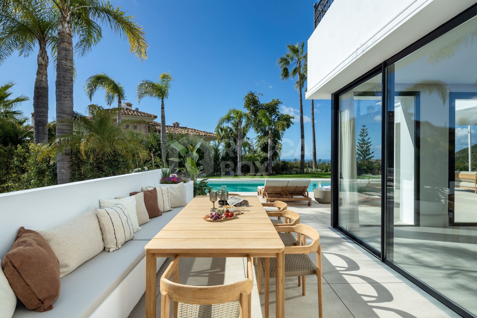 Modern Mediterranean Elegance with Golf and Sea Views in Los Arqueros