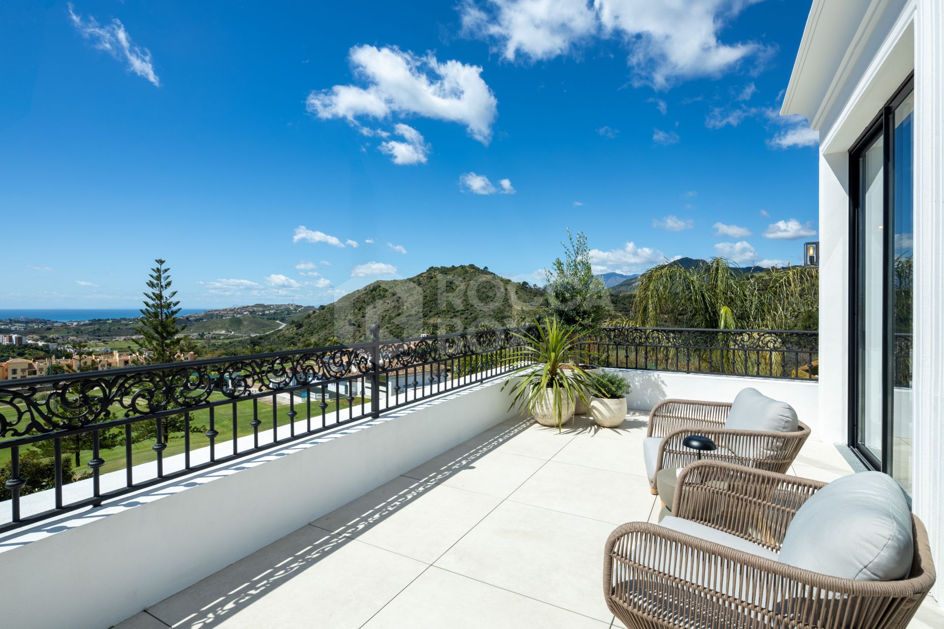Modern Mediterranean Elegance with Golf and Sea Views in Los Arqueros