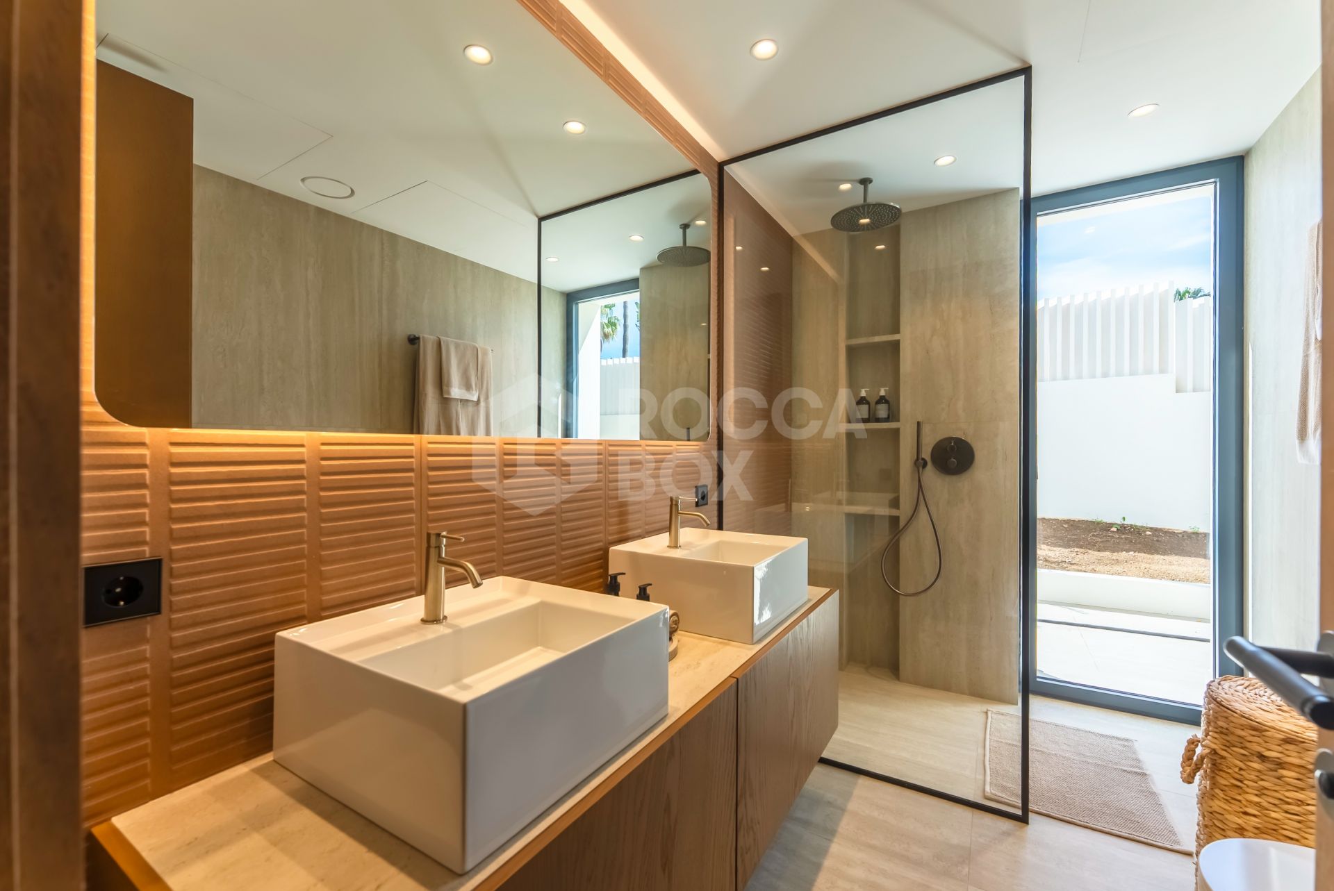 6-Bedroom Contemporary Villa with Pool, Gardens & Luxury Finishes in El Rosario