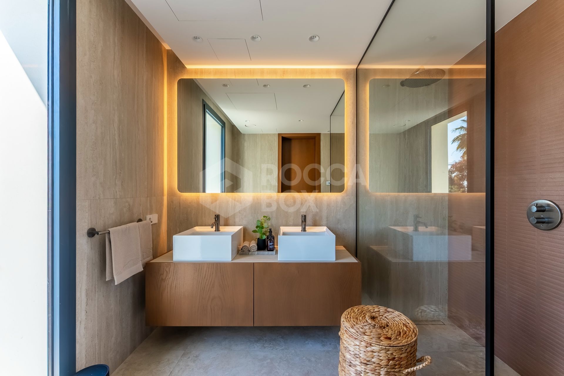 6-Bedroom Contemporary Villa with Pool, Gardens & Luxury Finishes in El Rosario