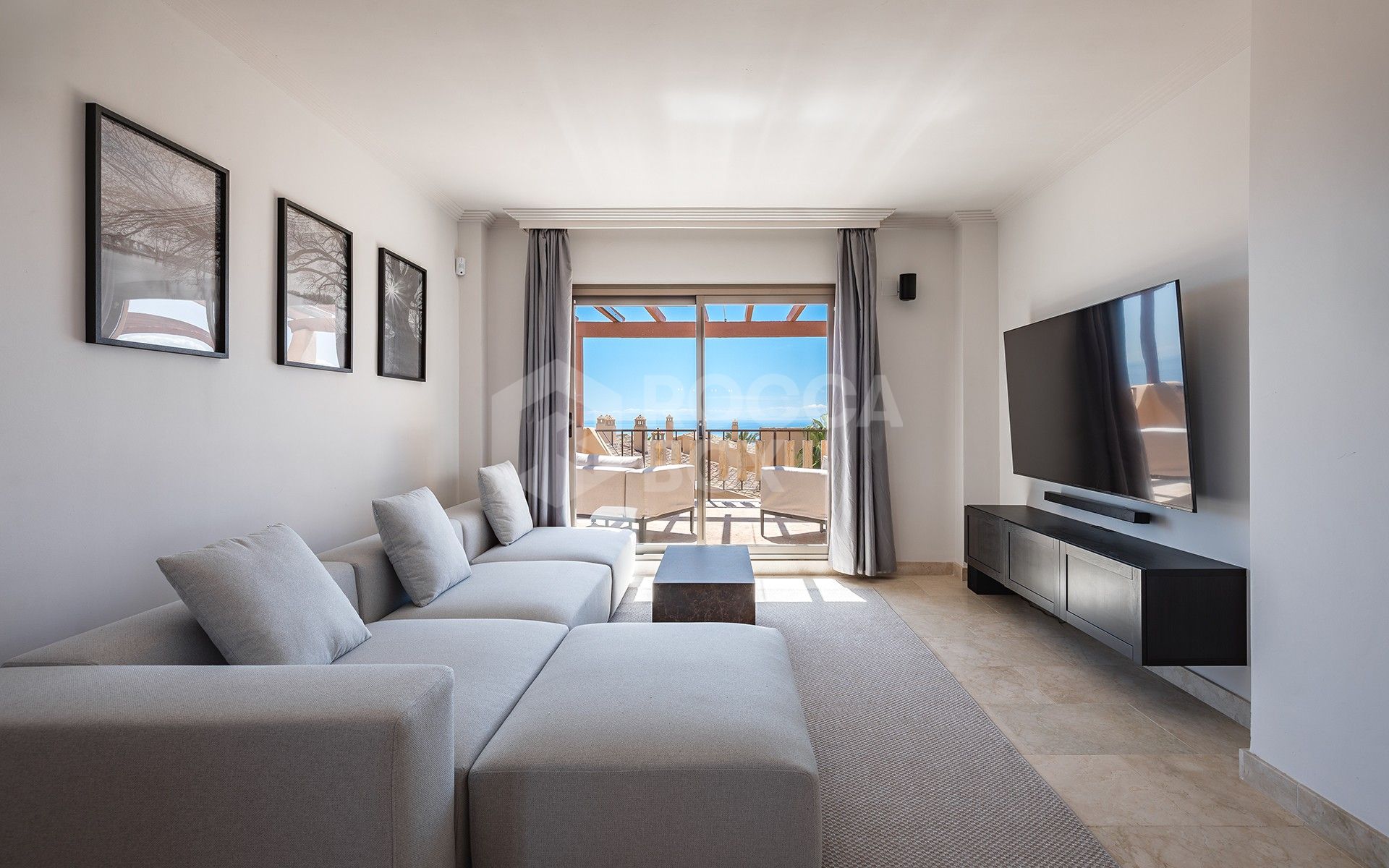 Buy-to-Let Opportunity! One-Level Penthouse with Panoramic Views and Fixed Rental Income