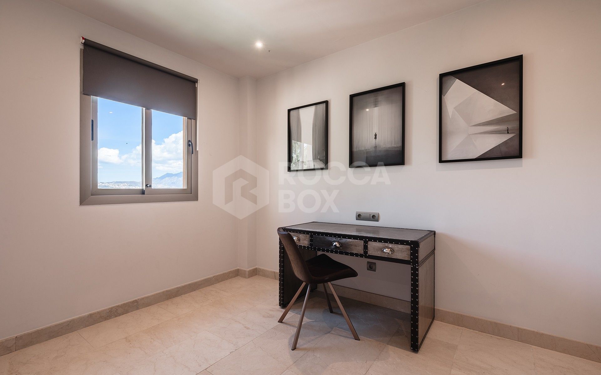 Buy-to-Let Opportunity! One-Level Penthouse with Panoramic Views and Fixed Rental Income