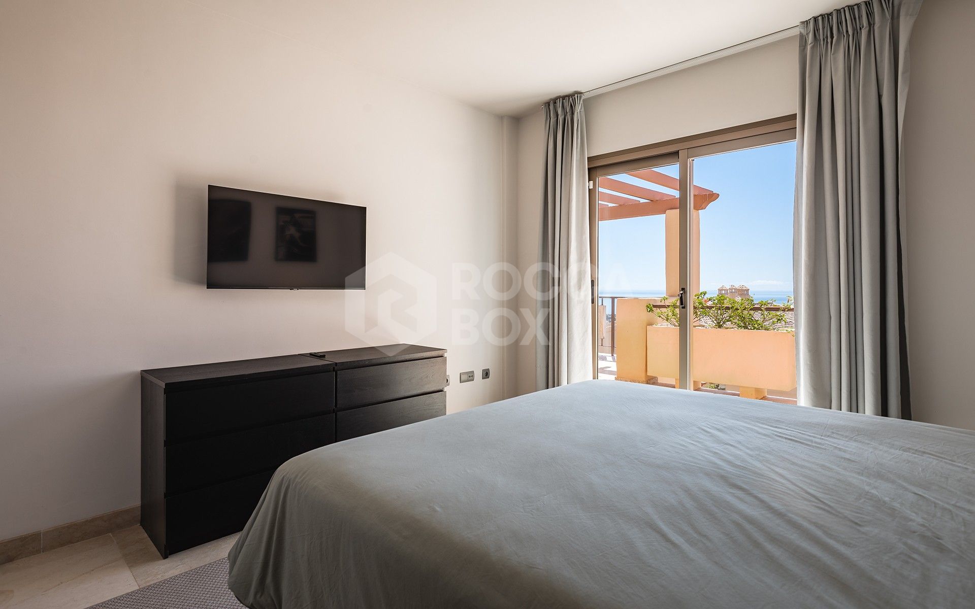 Buy-to-Let Opportunity! One-Level Penthouse with Panoramic Views and Fixed Rental Income