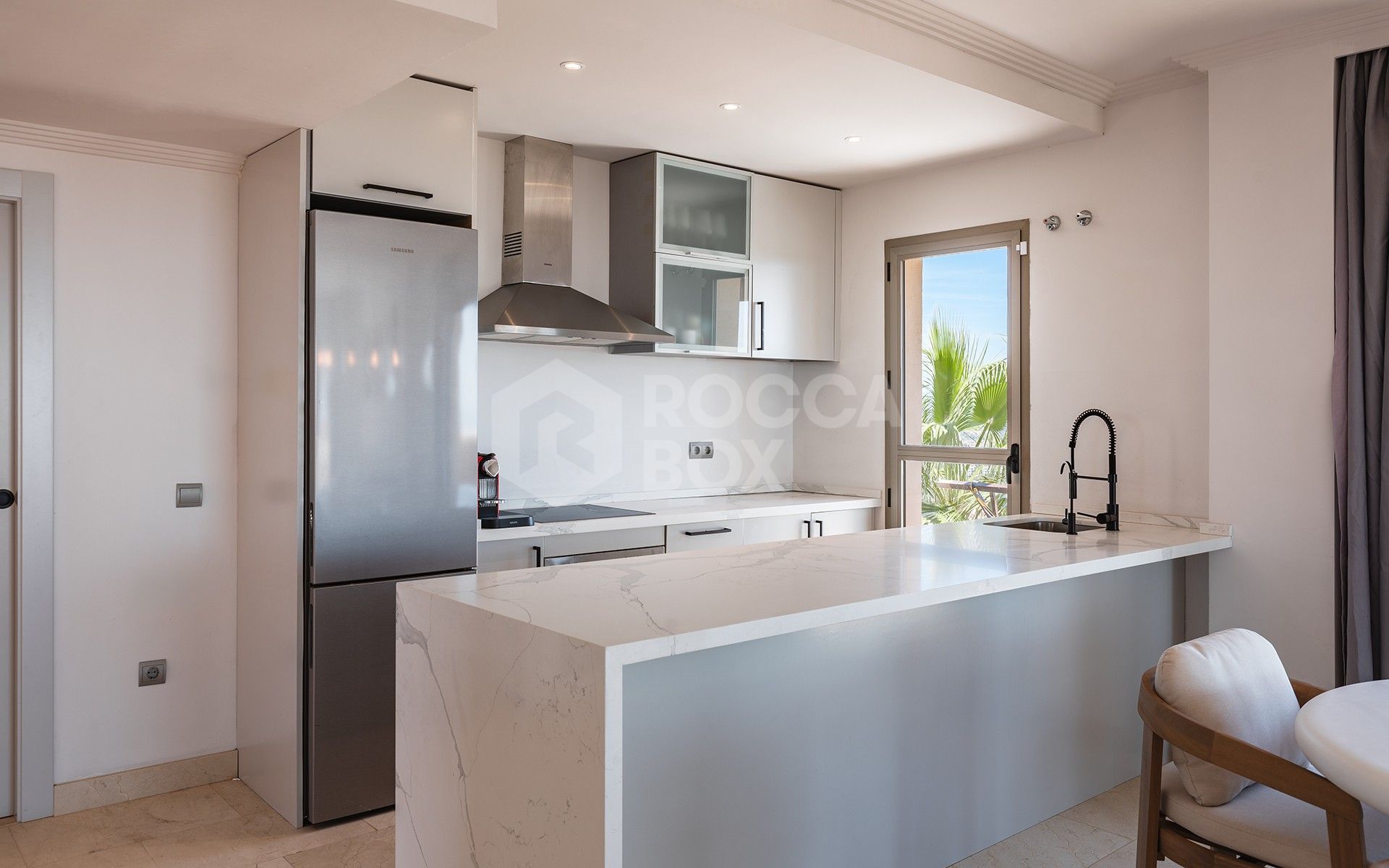 Buy-to-Let Opportunity! One-Level Penthouse with Panoramic Views and Fixed Rental Income