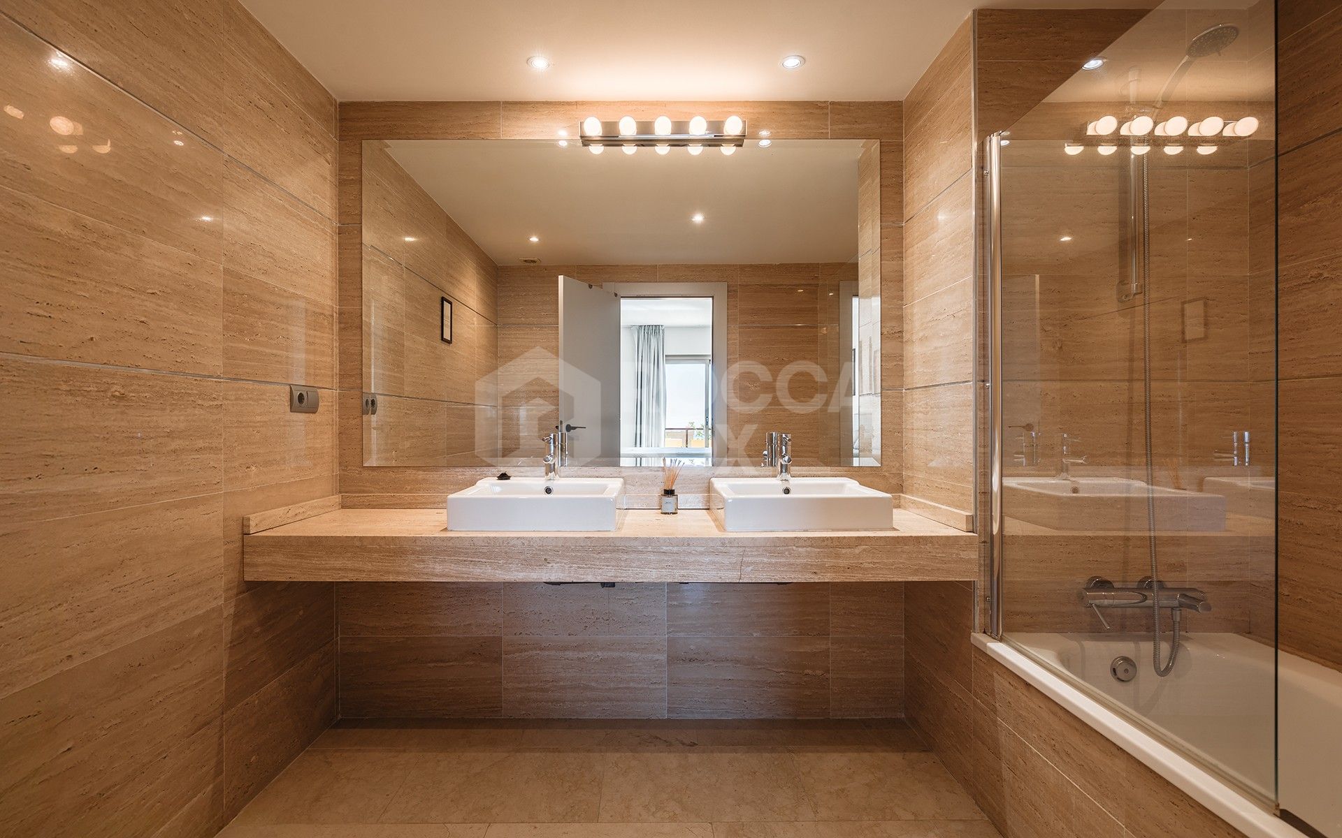 Buy-to-Let Opportunity! One-Level Penthouse with Panoramic Views and Fixed Rental Income