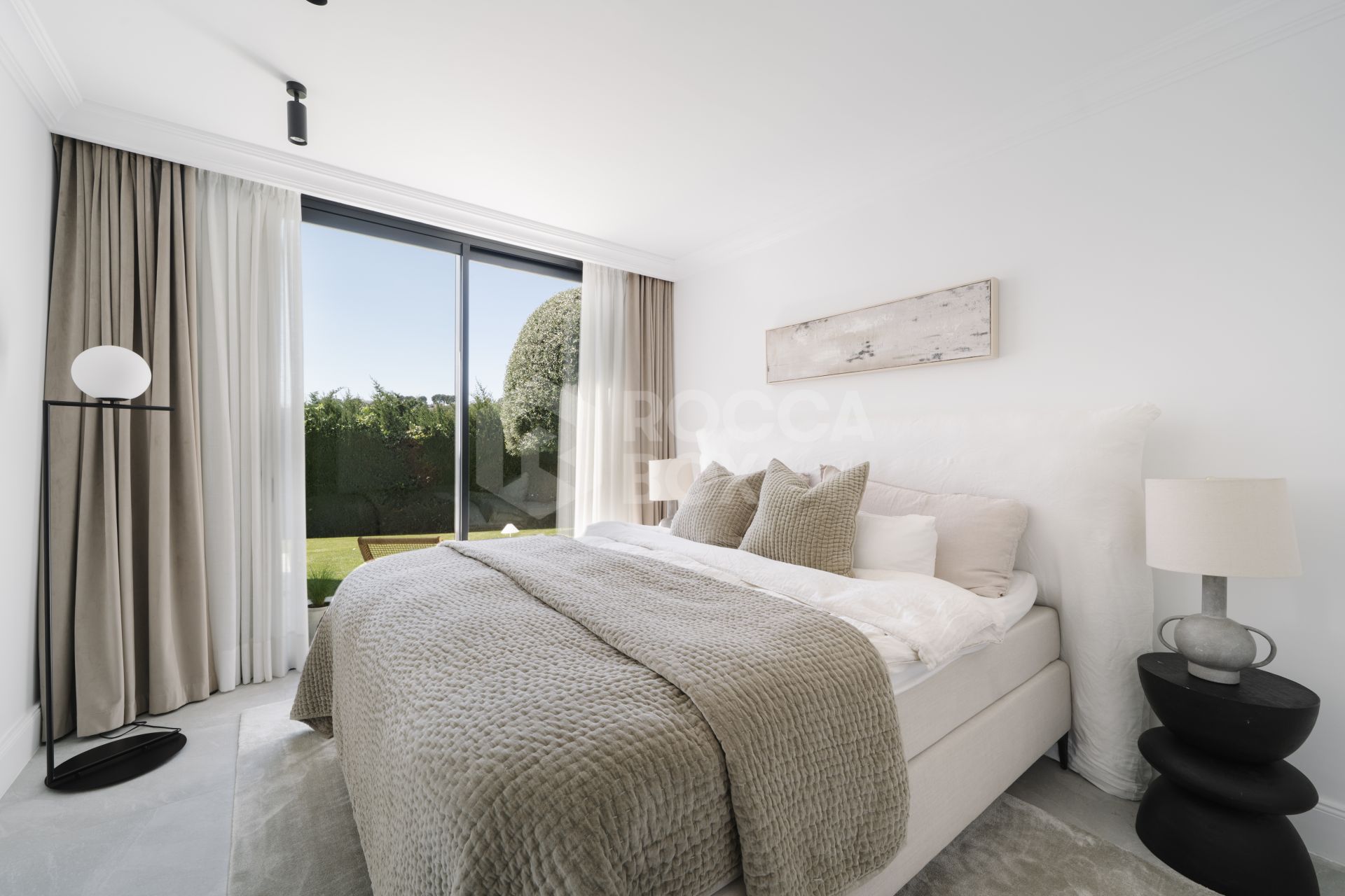 Stunning 5-Bedroom Villa in the Heart of Nueva Andalucía with Golf Views