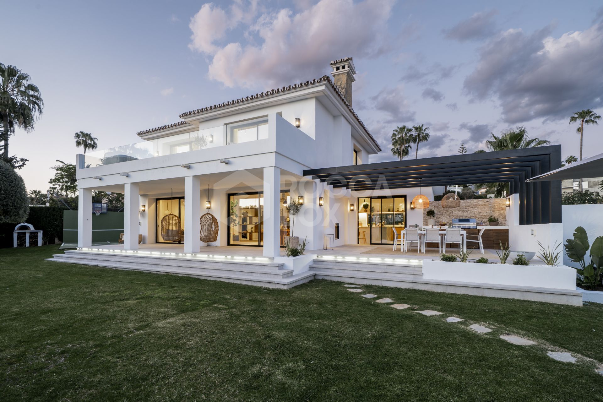 Stunning 5-Bedroom Villa in the Heart of Nueva Andalucía with Golf Views