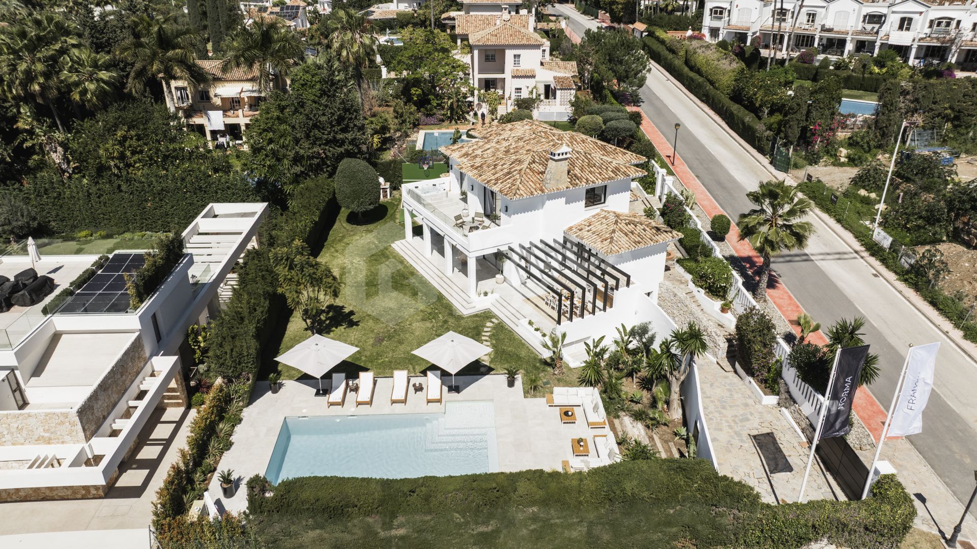 Stunning 5-Bedroom Villa in the Heart of Nueva Andalucía with Golf Views