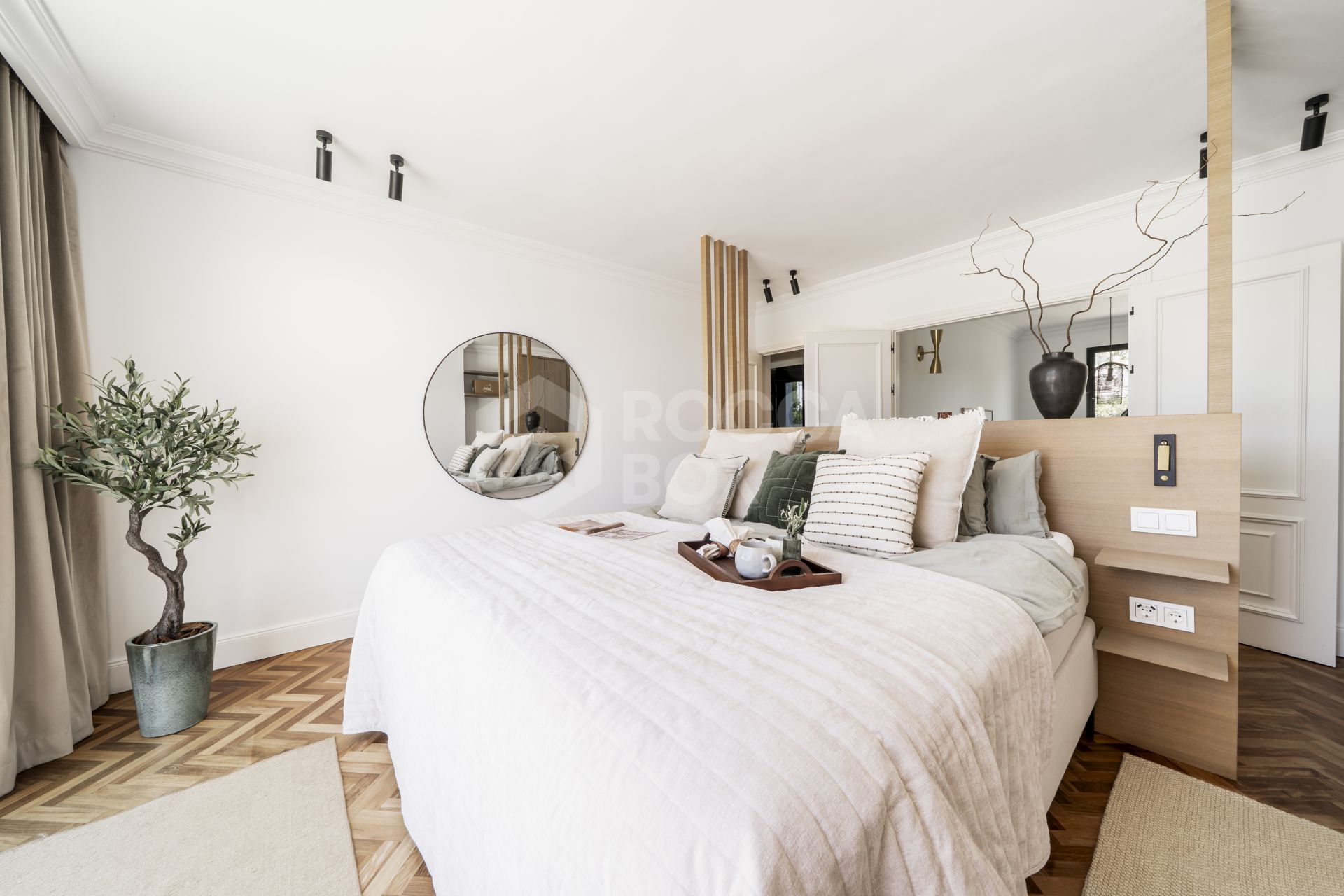 Stunning 5-Bedroom Villa in the Heart of Nueva Andalucía with Golf Views