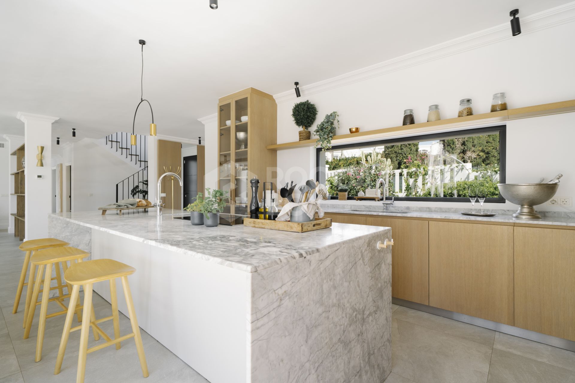 Stunning 5-Bedroom Villa in the Heart of Nueva Andalucía with Golf Views