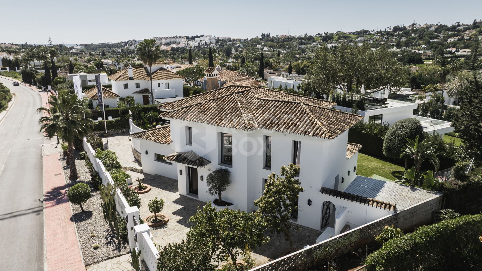 Stunning 5-Bedroom Villa in the Heart of Nueva Andalucía with Golf Views