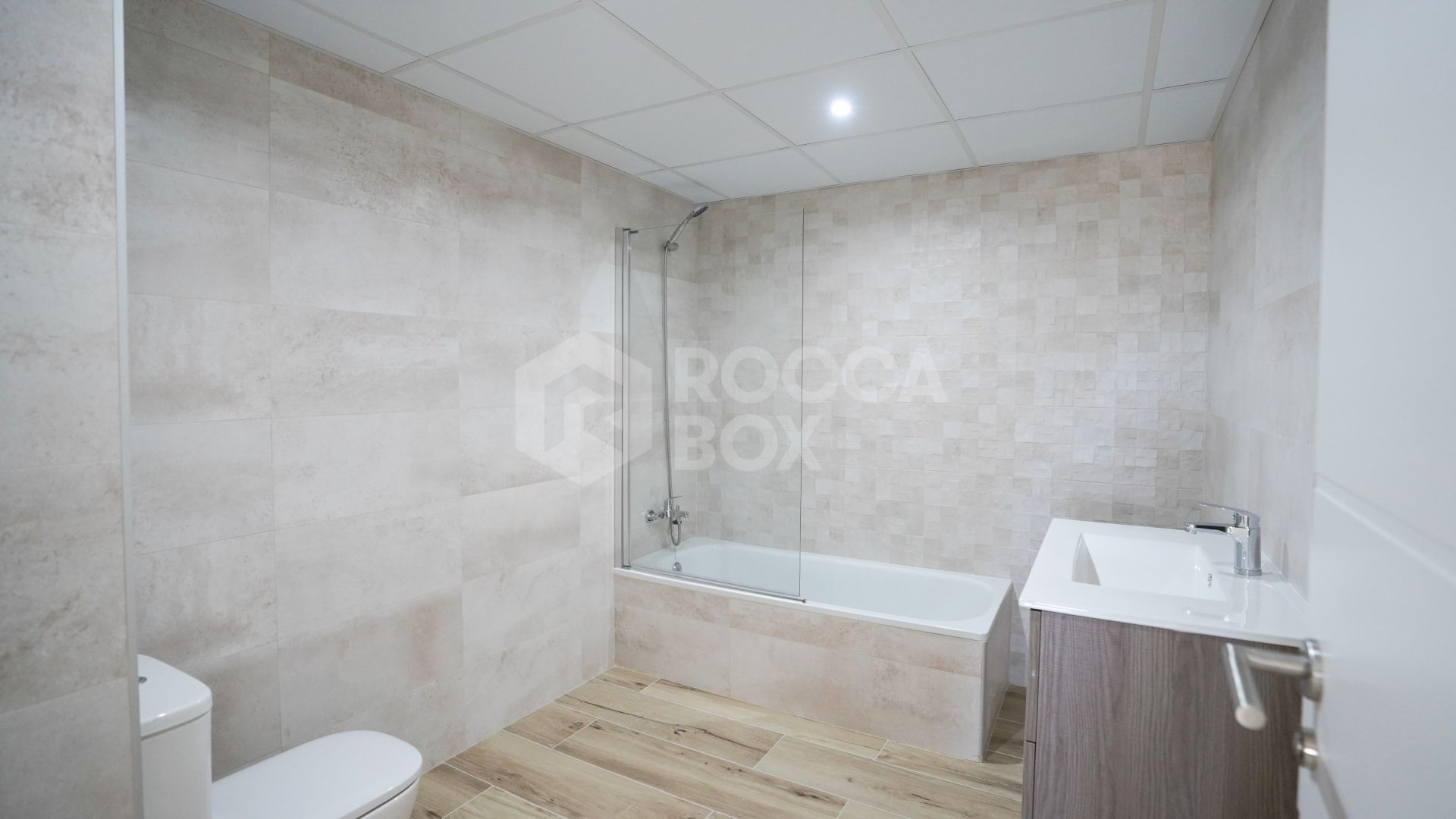 Modern 4-Bedroom Apartment with Mountain & Sea Views in Nueva Andalucía