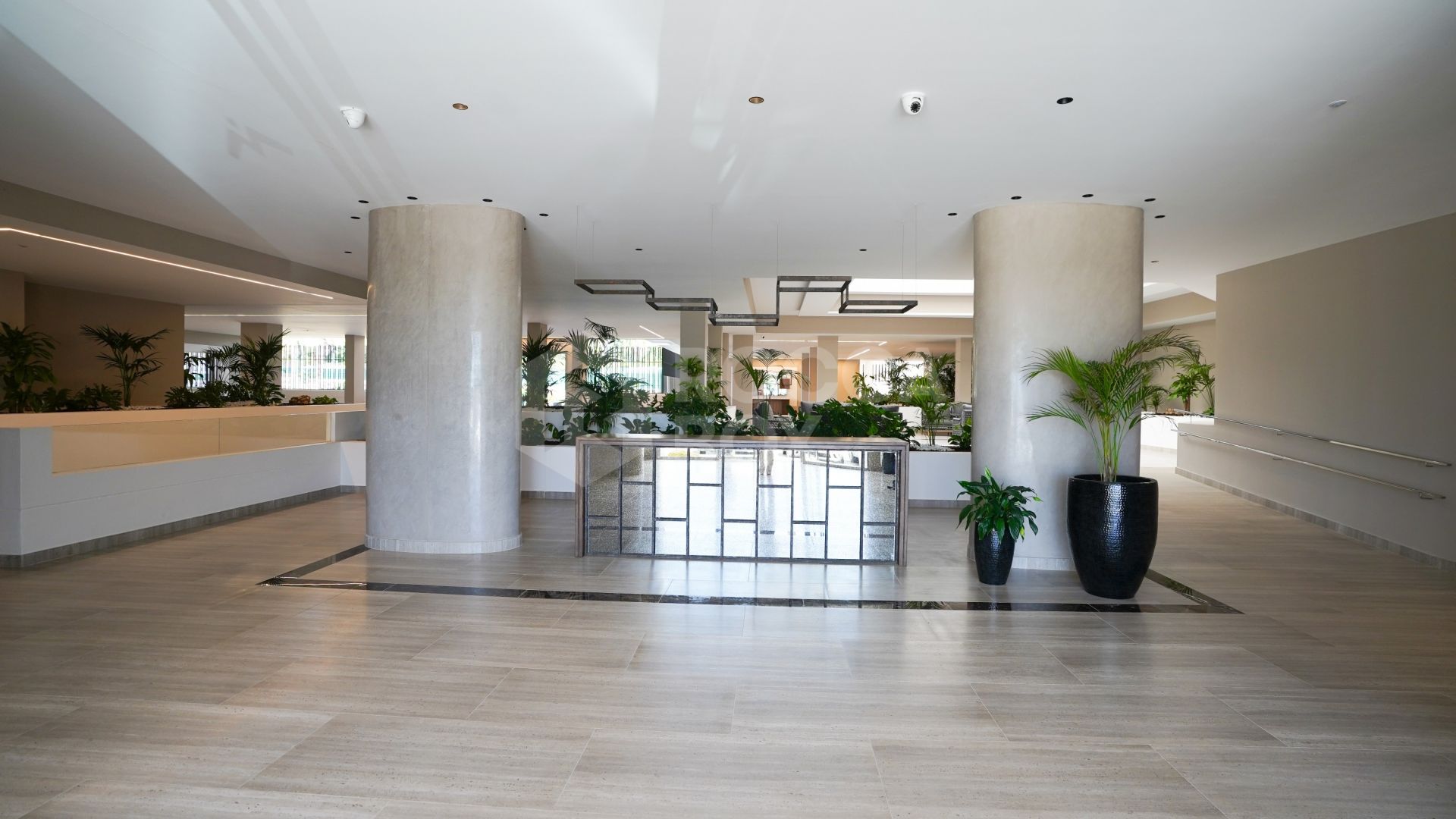 Modern 4-Bedroom Apartment with Mountain & Sea Views in Nueva Andalucía
