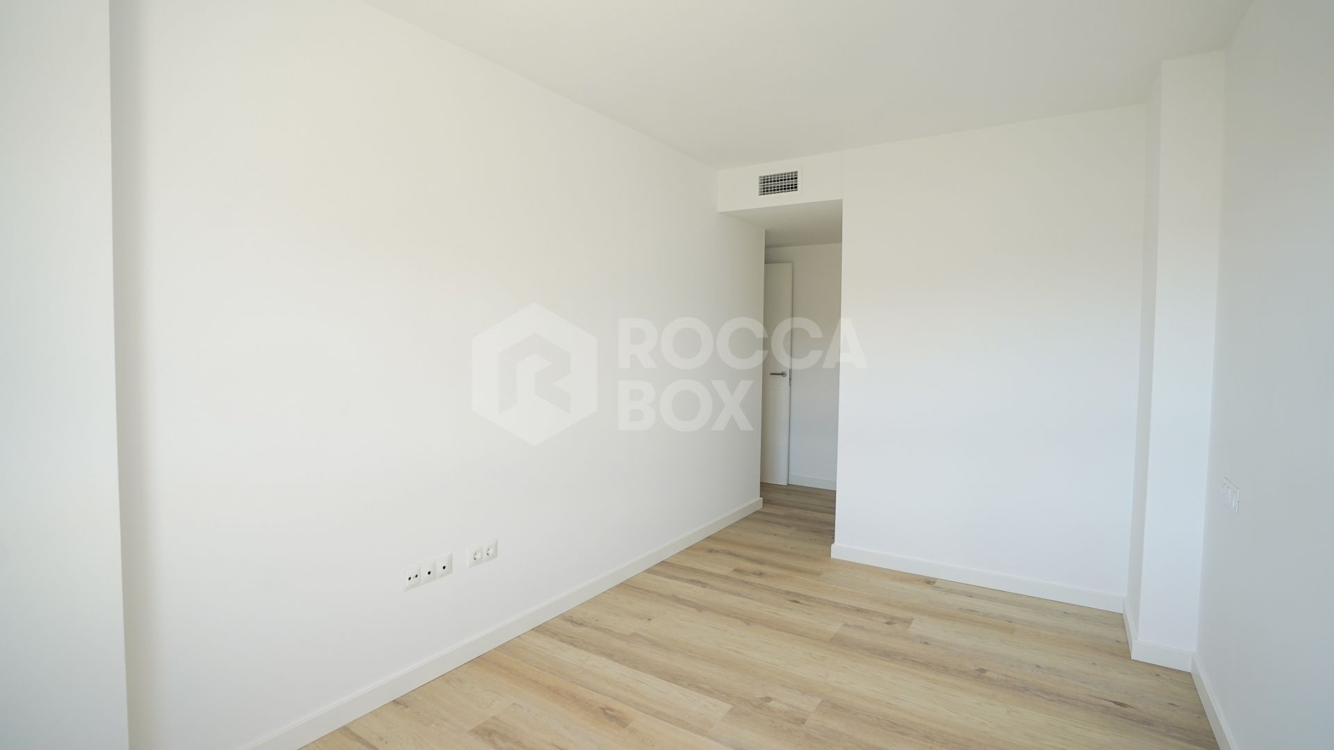 Modern 4-Bedroom Apartment with Mountain & Sea Views in Nueva Andalucía