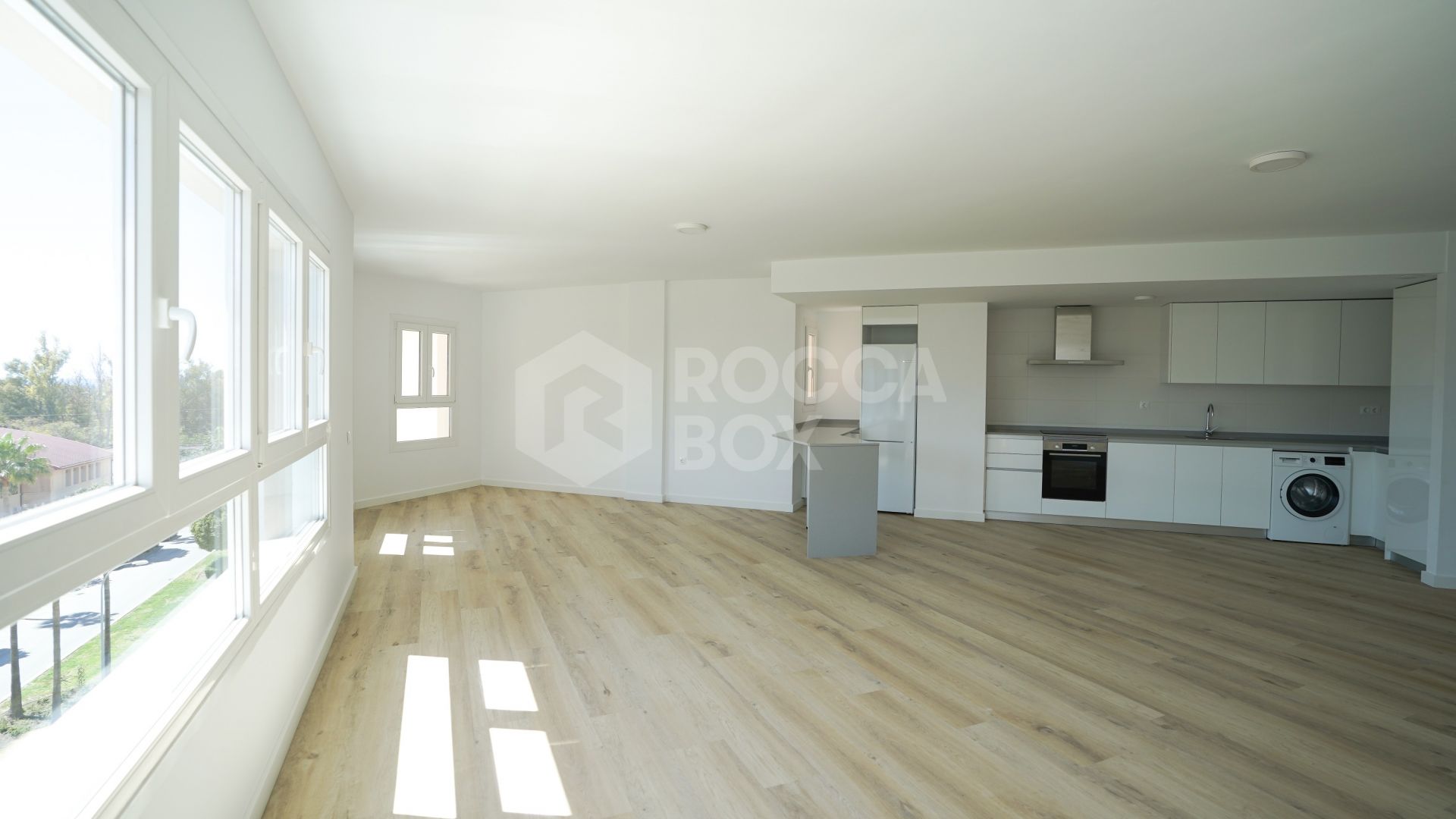 Modern 4-Bedroom Apartment with Mountain & Sea Views in Nueva Andalucía