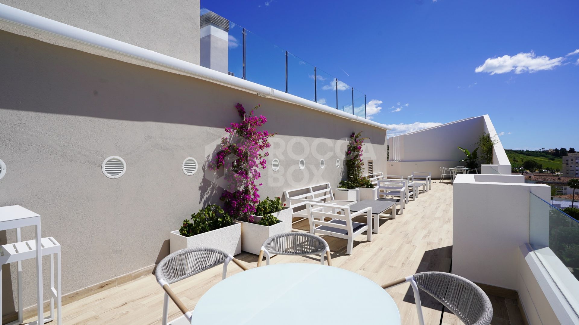 Modern 4-Bedroom Apartment with Mountain & Sea Views in Nueva Andalucía