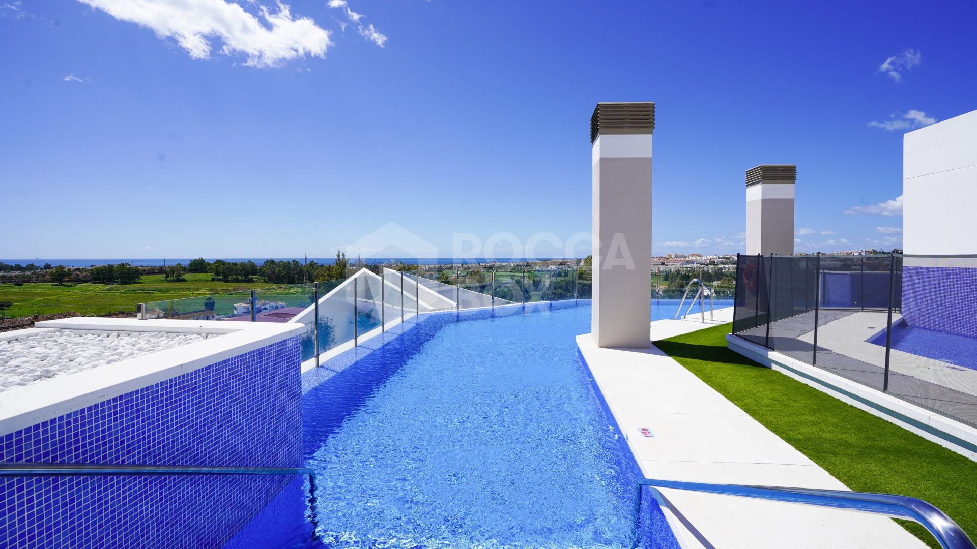 Modern 4-Bedroom Apartment with Mountain & Sea Views in Nueva Andalucía