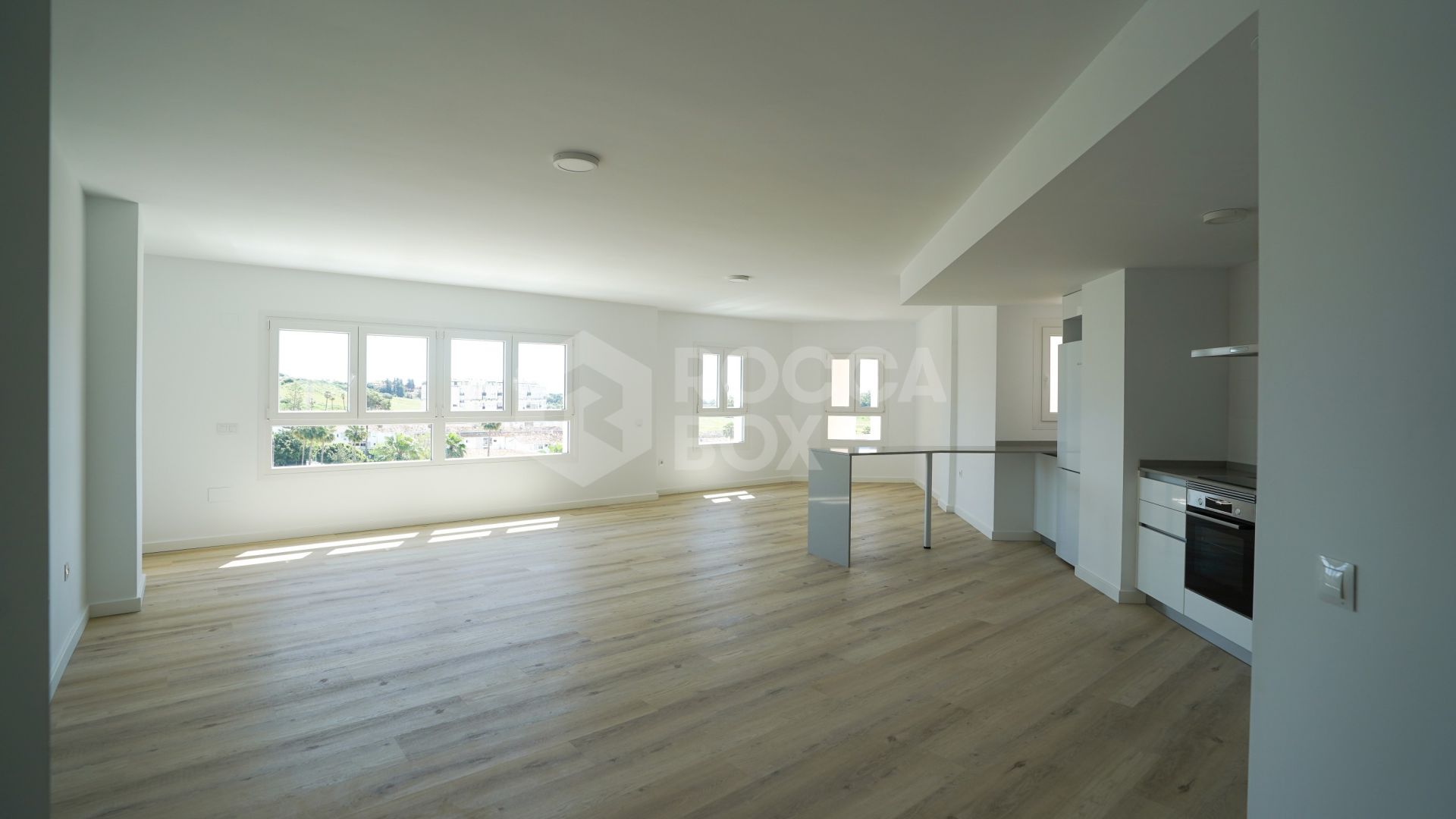 Modern 4-Bedroom Apartment with Mountain & Sea Views in Nueva Andalucía