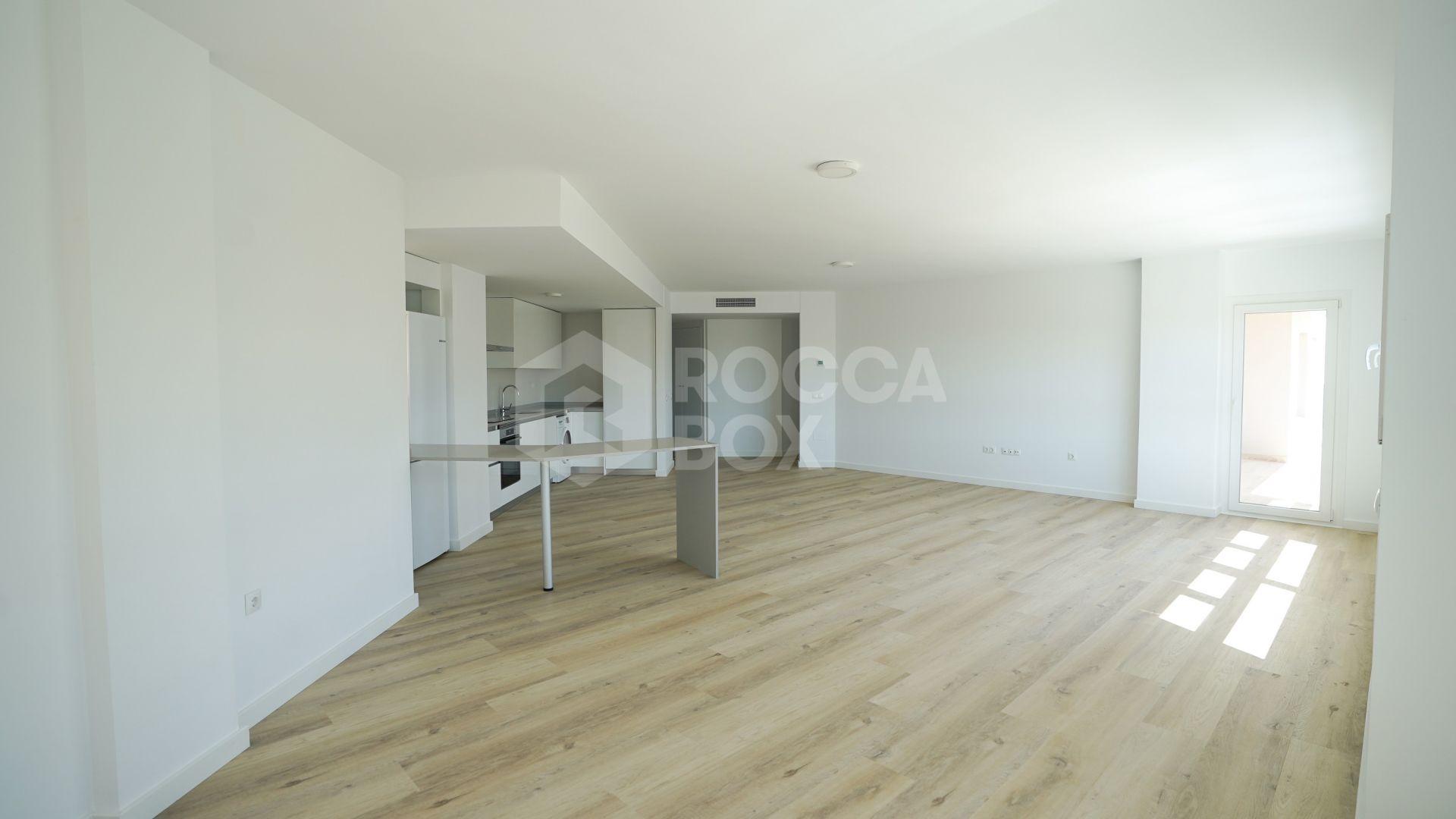 Modern 4-Bedroom Apartment with Mountain & Sea Views in Nueva Andalucía
