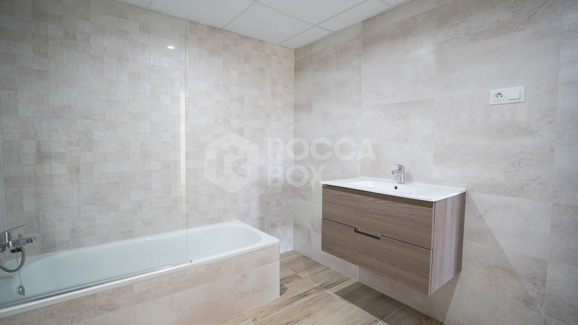 Modern 4-Bedroom Apartment with Mountain & Sea Views in Nueva Andalucía