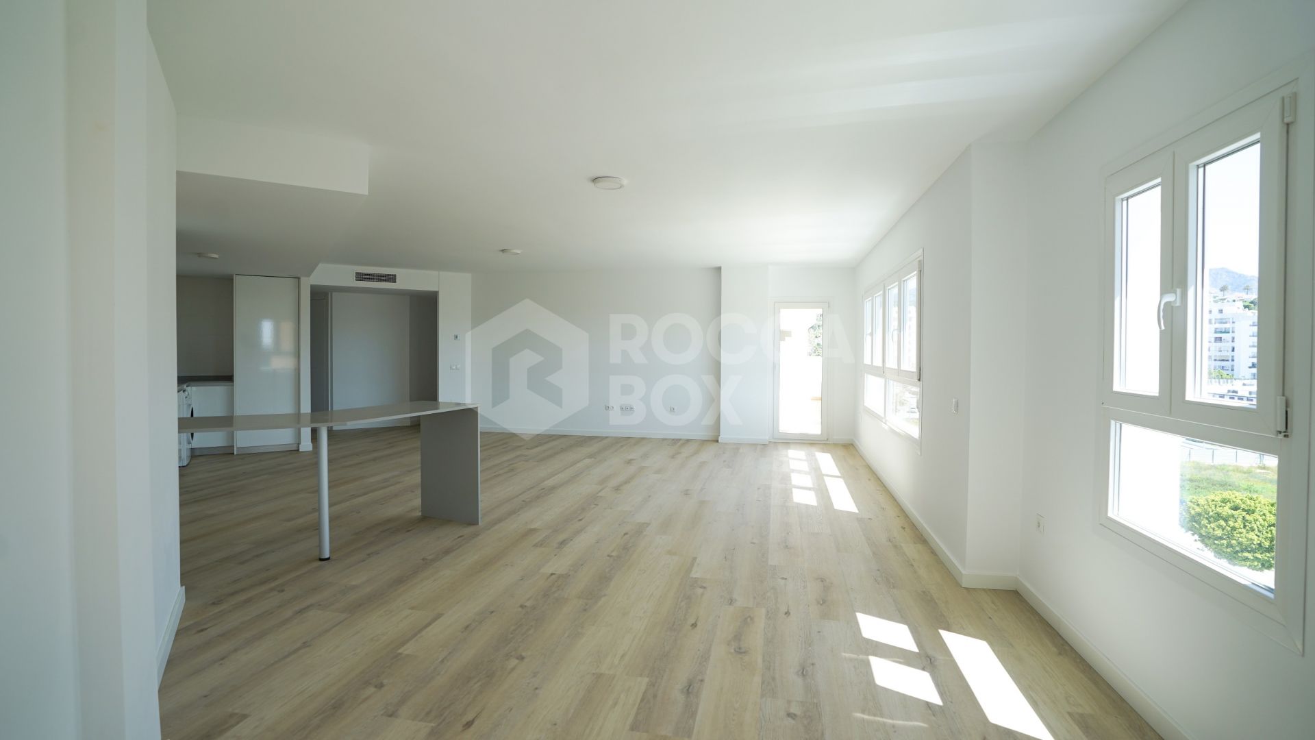 Modern 4-Bedroom Apartment with Mountain & Sea Views in Nueva Andalucía
