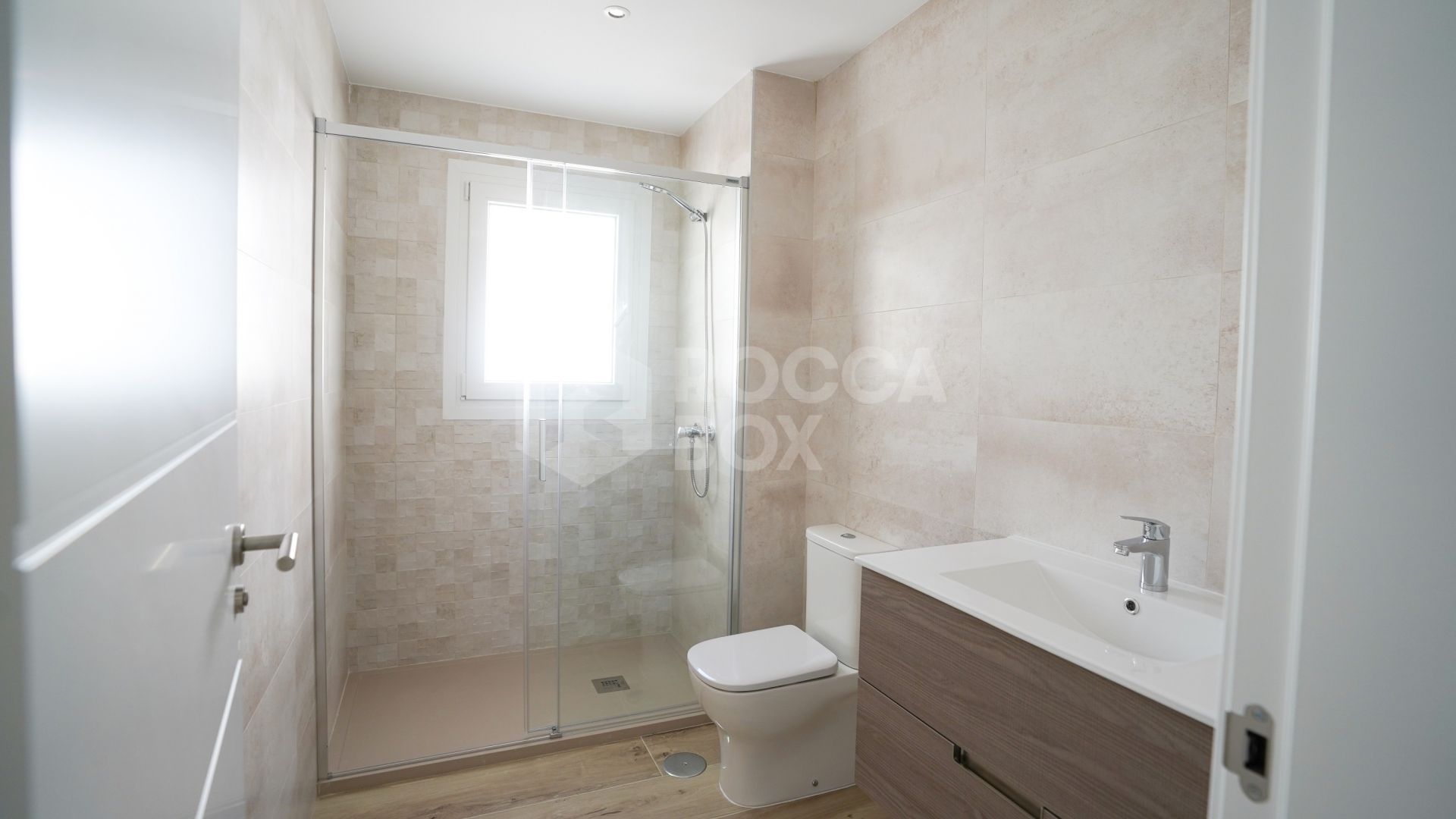 Modern 4-Bedroom Apartment with Mountain & Sea Views in Nueva Andalucía