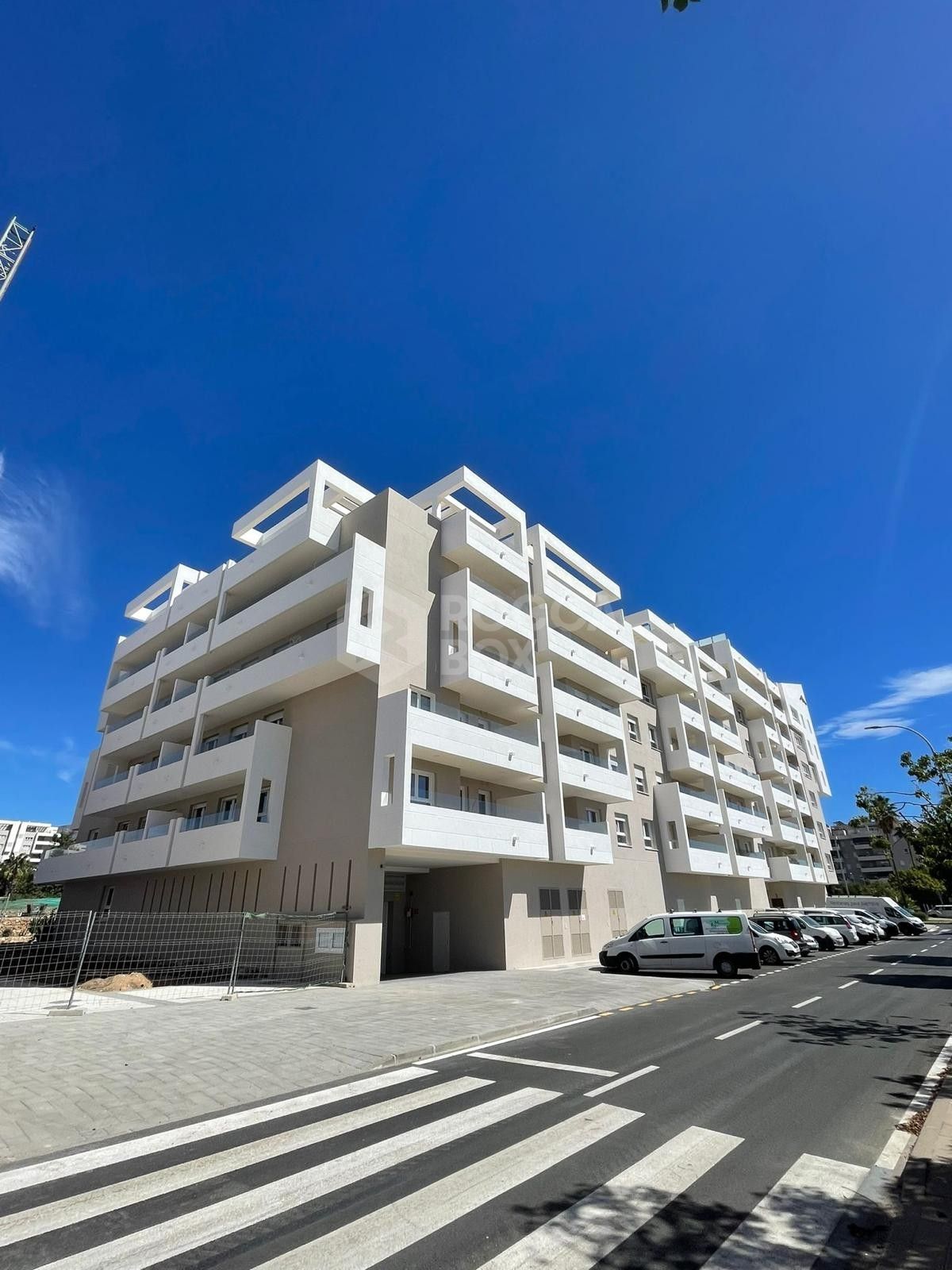 Modern 4-Bedroom Apartment with Mountain & Sea Views in Nueva Andalucía