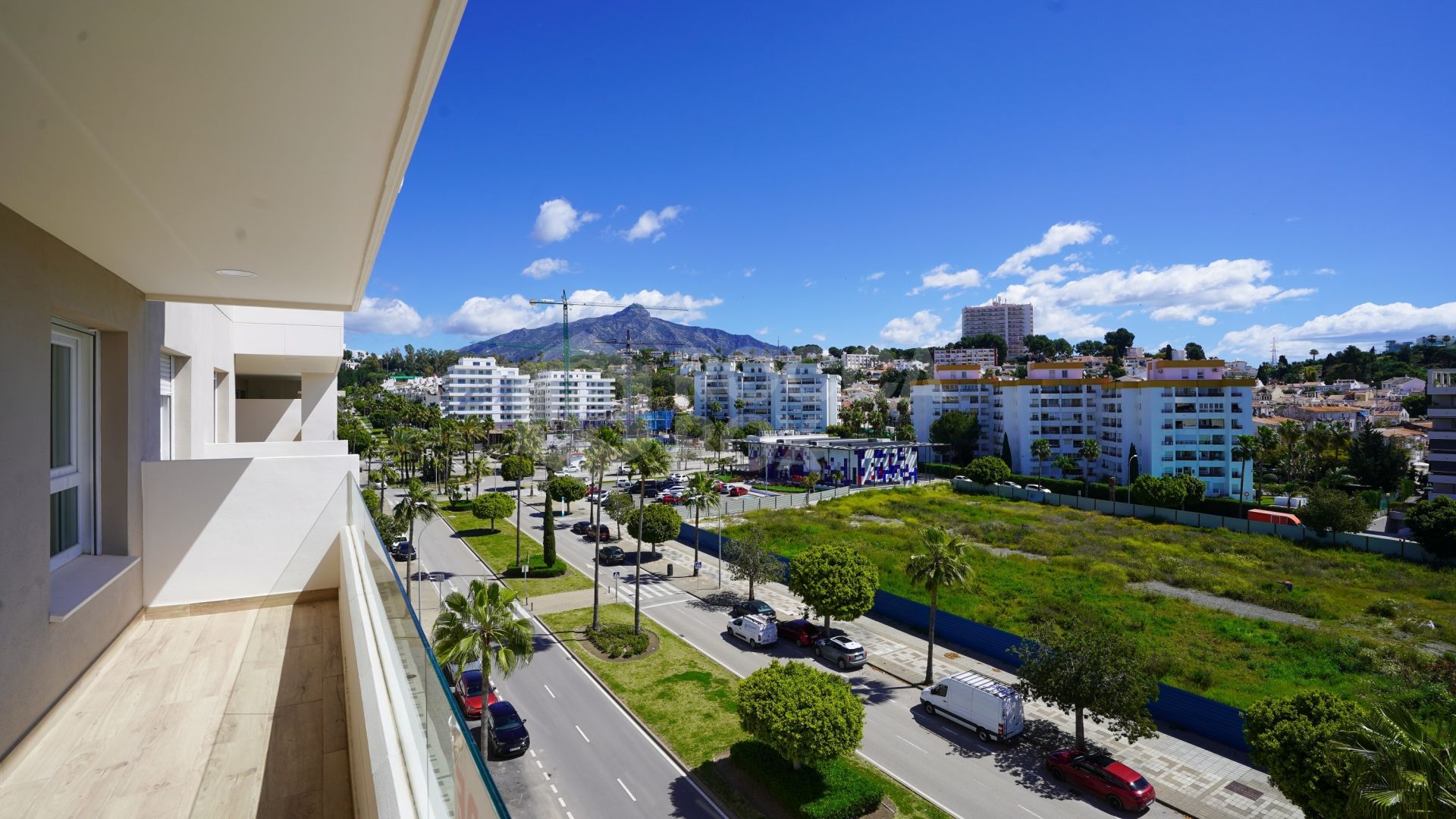 Modern 4-Bedroom Apartment with Mountain & Sea Views in Nueva Andalucía