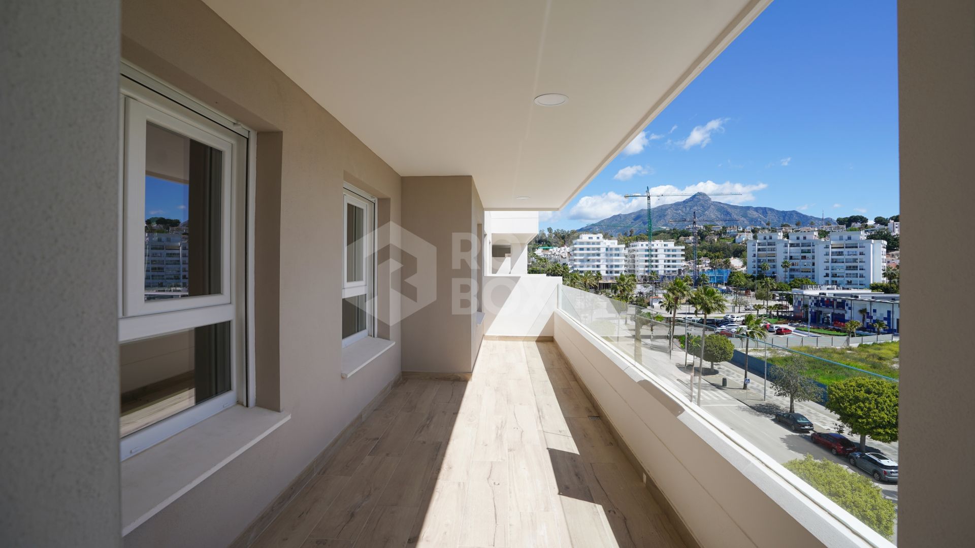 Modern 4-Bedroom Apartment with Mountain & Sea Views in Nueva Andalucía