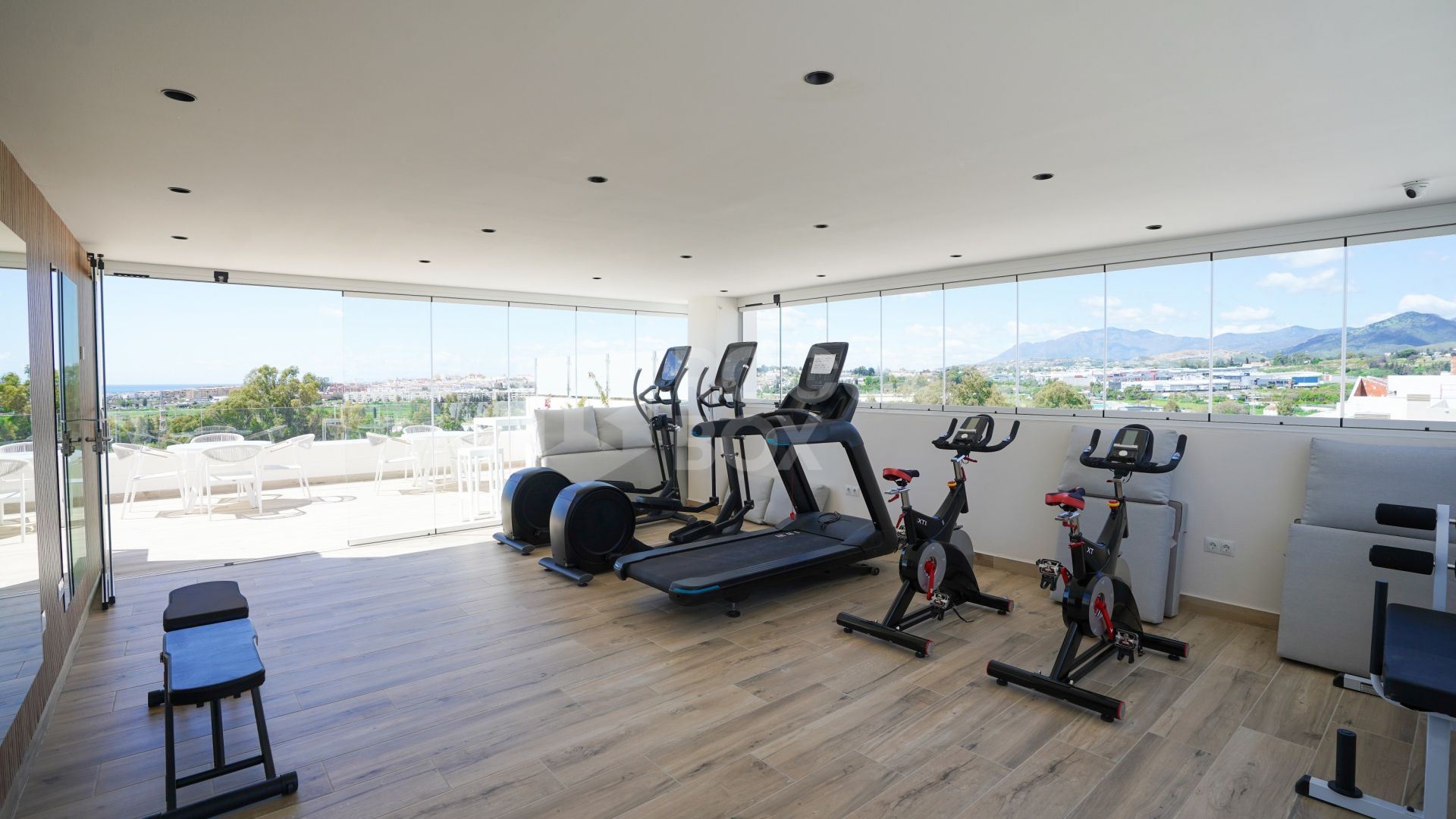 Modern 4-Bedroom Apartment with Mountain & Sea Views in Nueva Andalucía