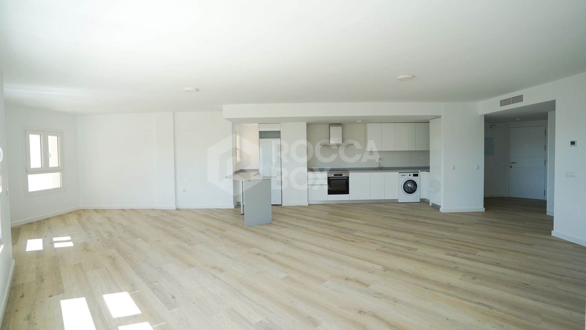 Modern 4-Bedroom Apartment with Mountain & Sea Views in Nueva Andalucía