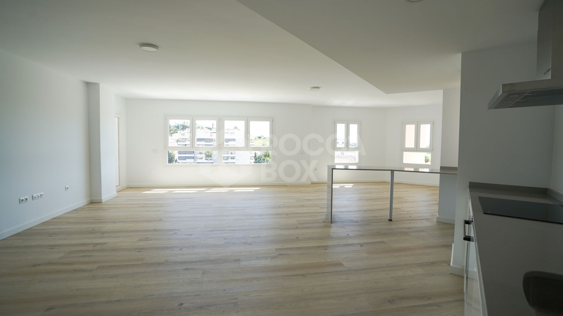 Modern 4-Bedroom Apartment with Mountain & Sea Views in Nueva Andalucía