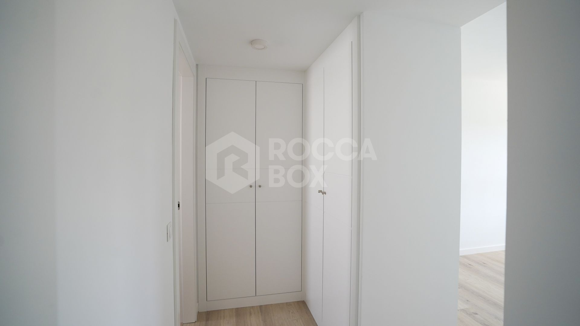 Modern 4-Bedroom Apartment with Mountain & Sea Views in Nueva Andalucía